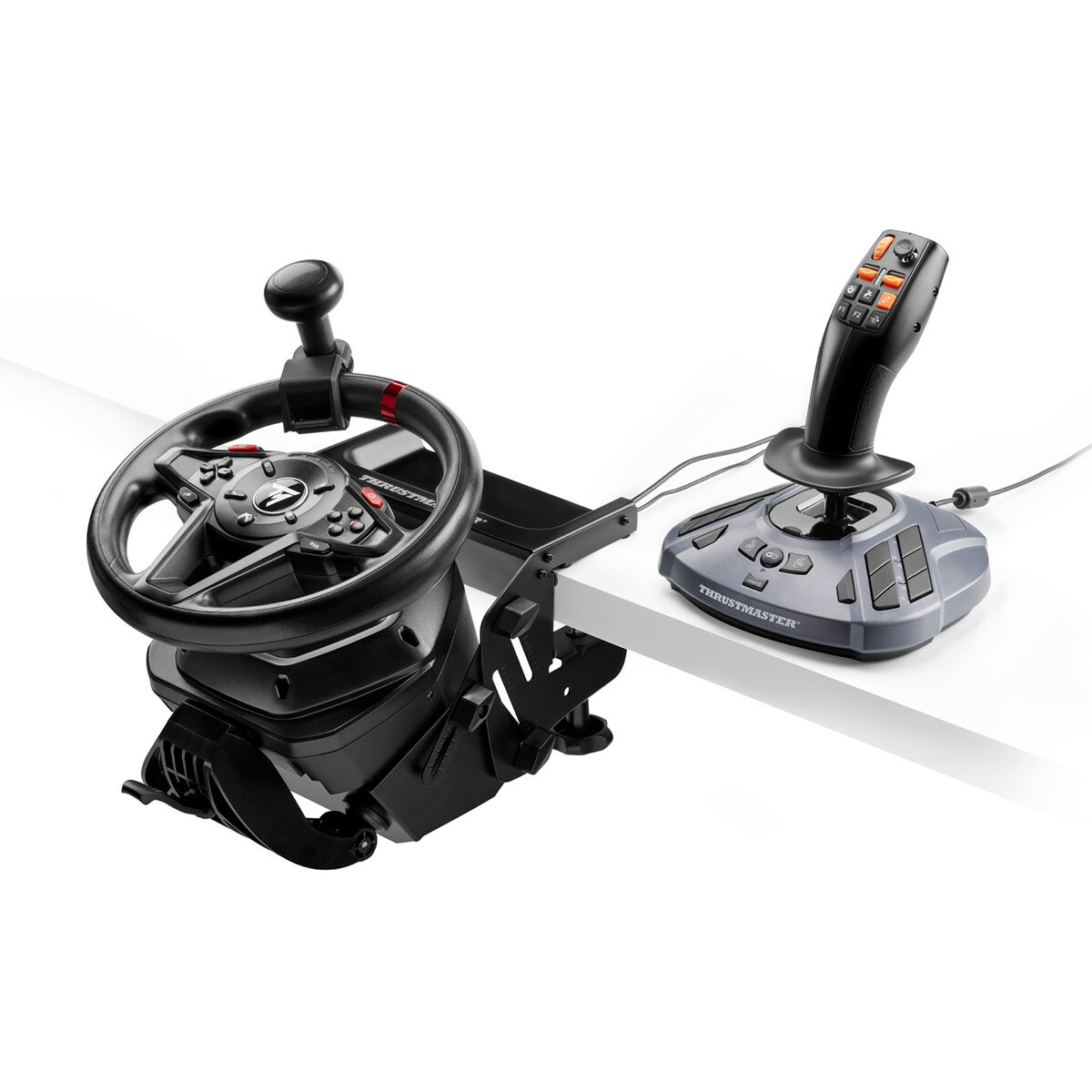 Configuración de juego. Volante y joystick, montados en un escritorio blanco.