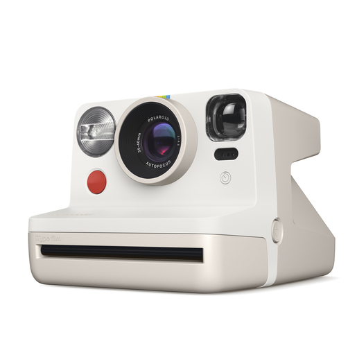 Weiß-beige Polaroid-Kamera auf weißem Hintergrund, mit rotem Knopf.