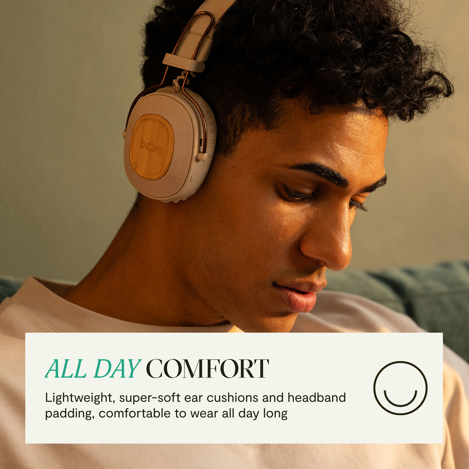Man met koptelefoon. Tekst zegt 'ALL DAY COMFORT'.