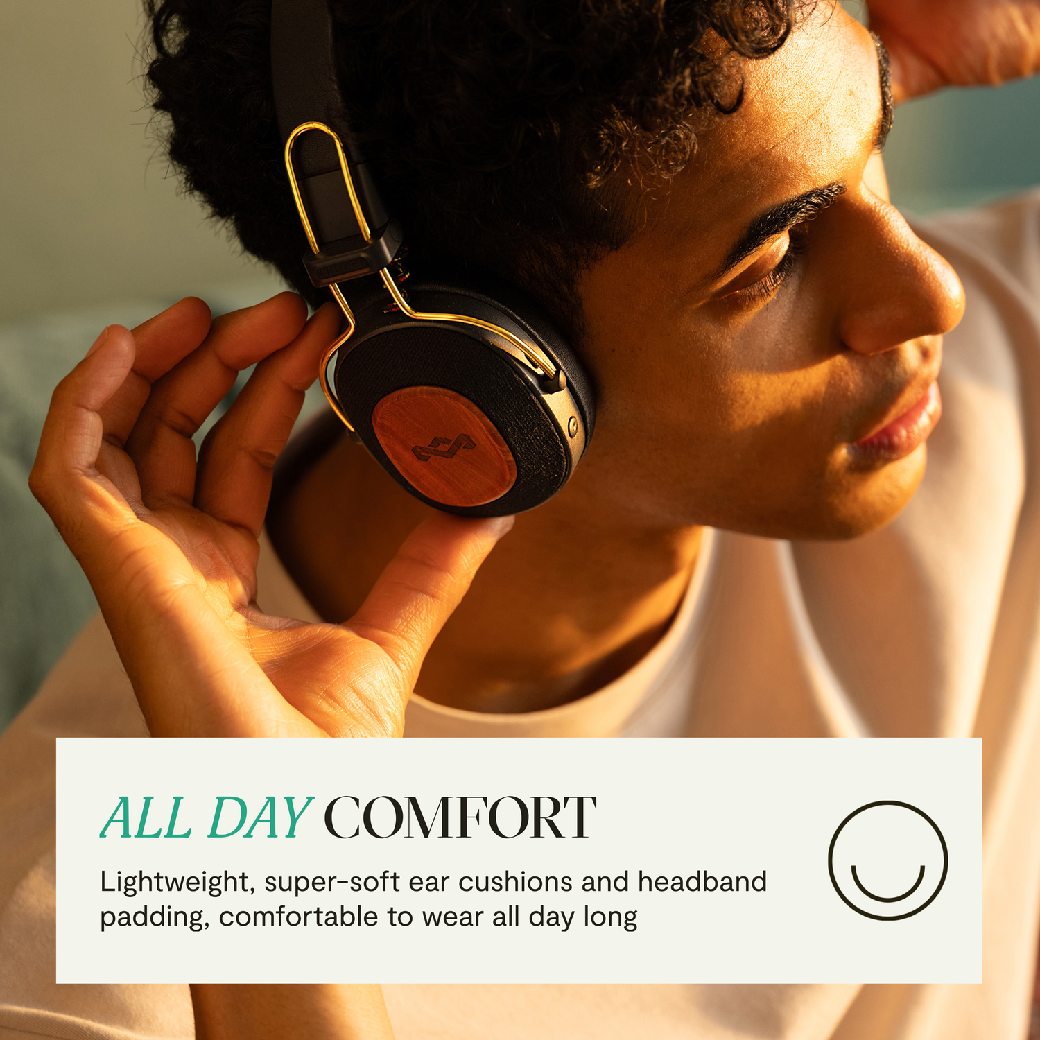 Man met gouden koptelefoon. Tekst: All Day Comfort. Lichtgewicht, zachte oorkussens en hoofdband.