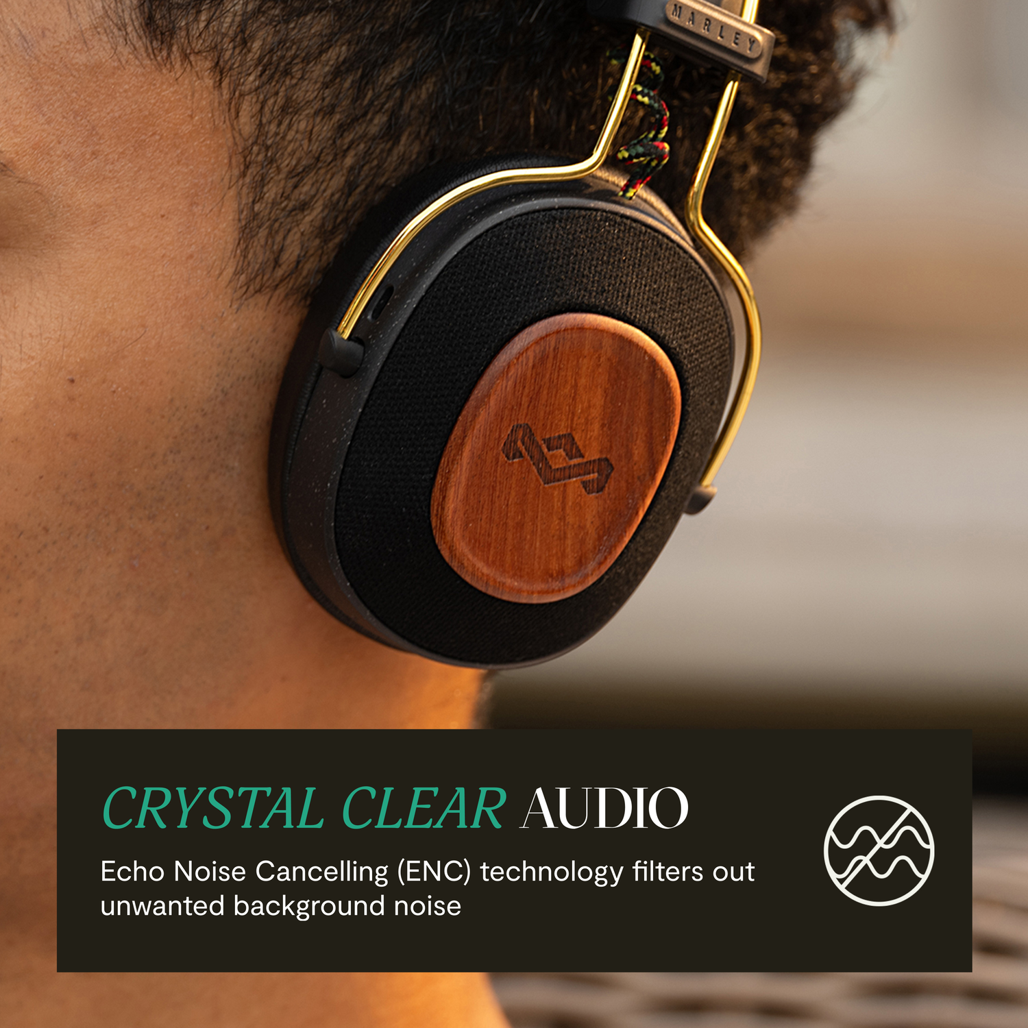 Close-up van een zwarte koptelefoon met houten accenten en een logo. Tekst zegt 'Crystal Clear Audio'.