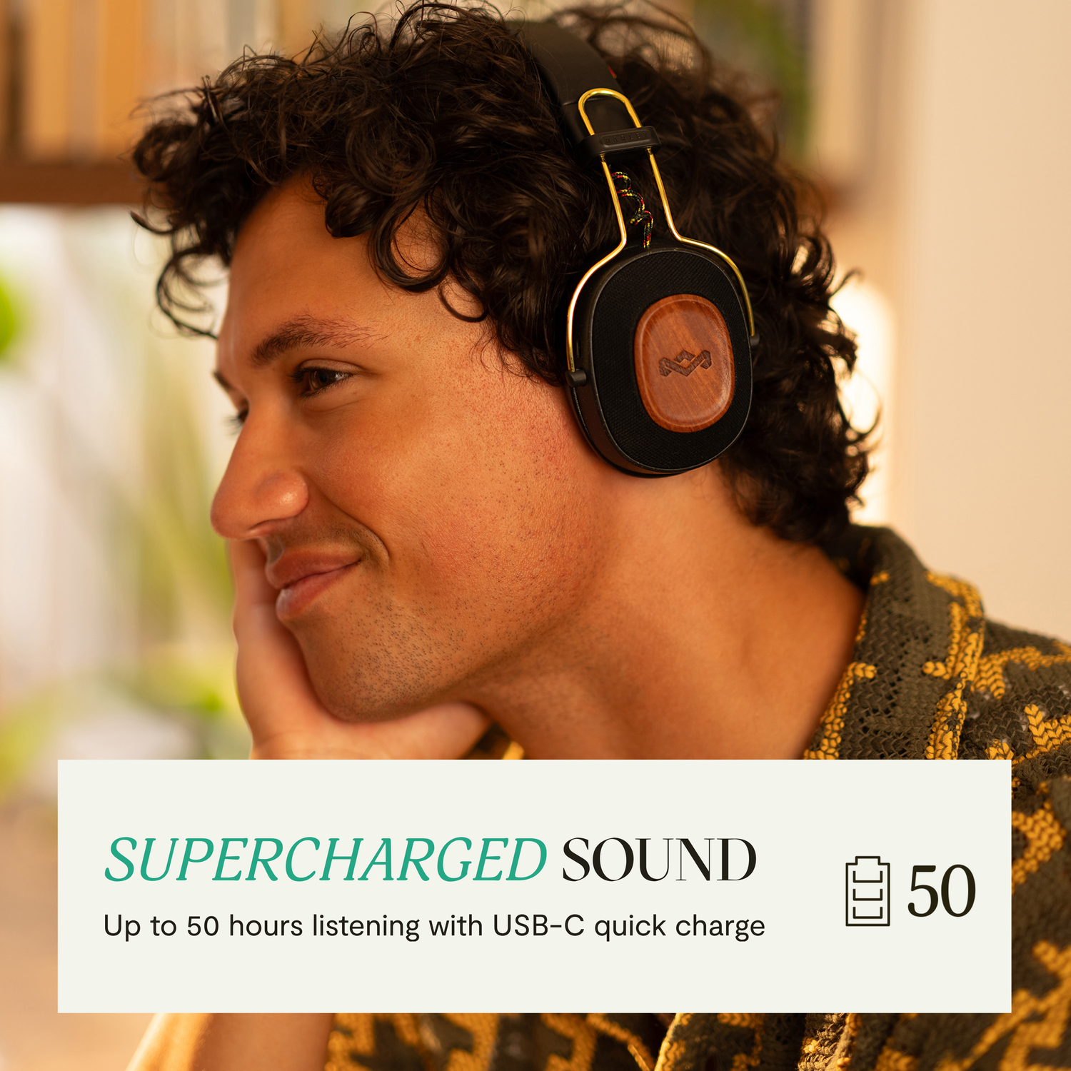 Man met koptelefoon. Zwart en goud design, houten accenten. Groene tekst: Supercharged sound.