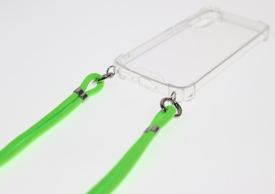 Átlátszó telefontok neon zöld zsinórral, fehér háttér előtt.