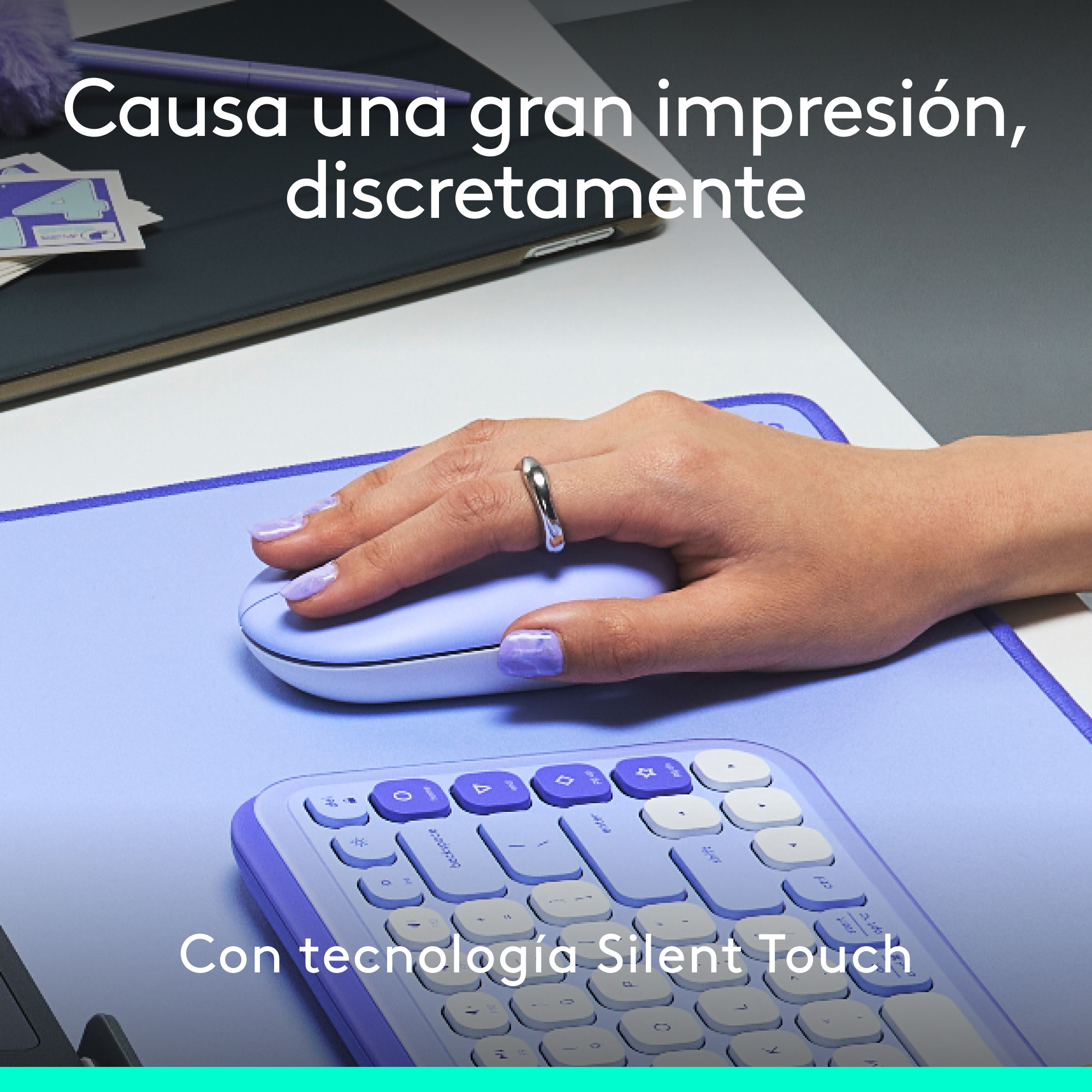 Mano usando un ratón azul y morado, con un teclado en el fondo.