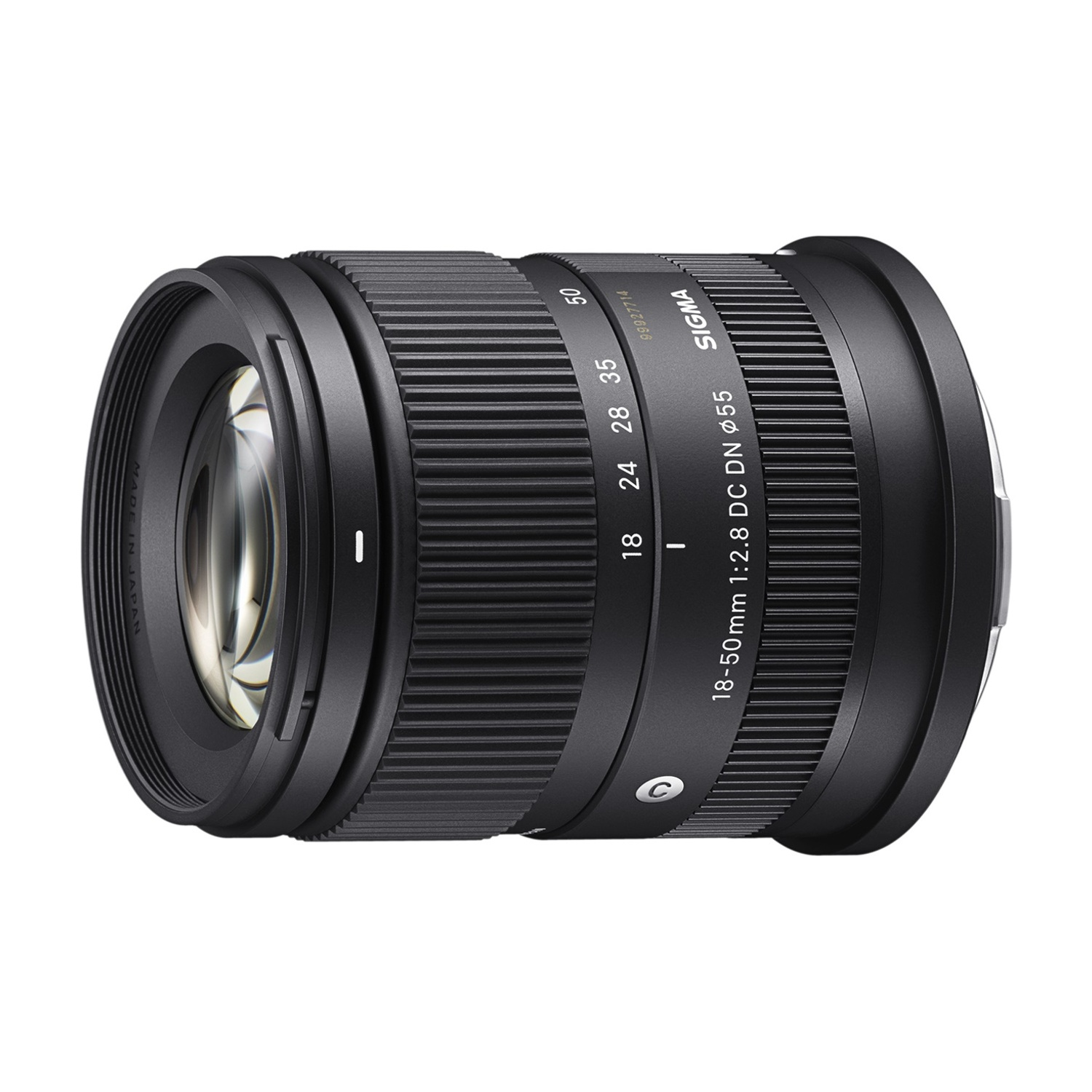 Un obiettivo per fotocamera Sigma 18-50mm nero. L'obiettivo ha anelli di messa a fuoco e zoom.