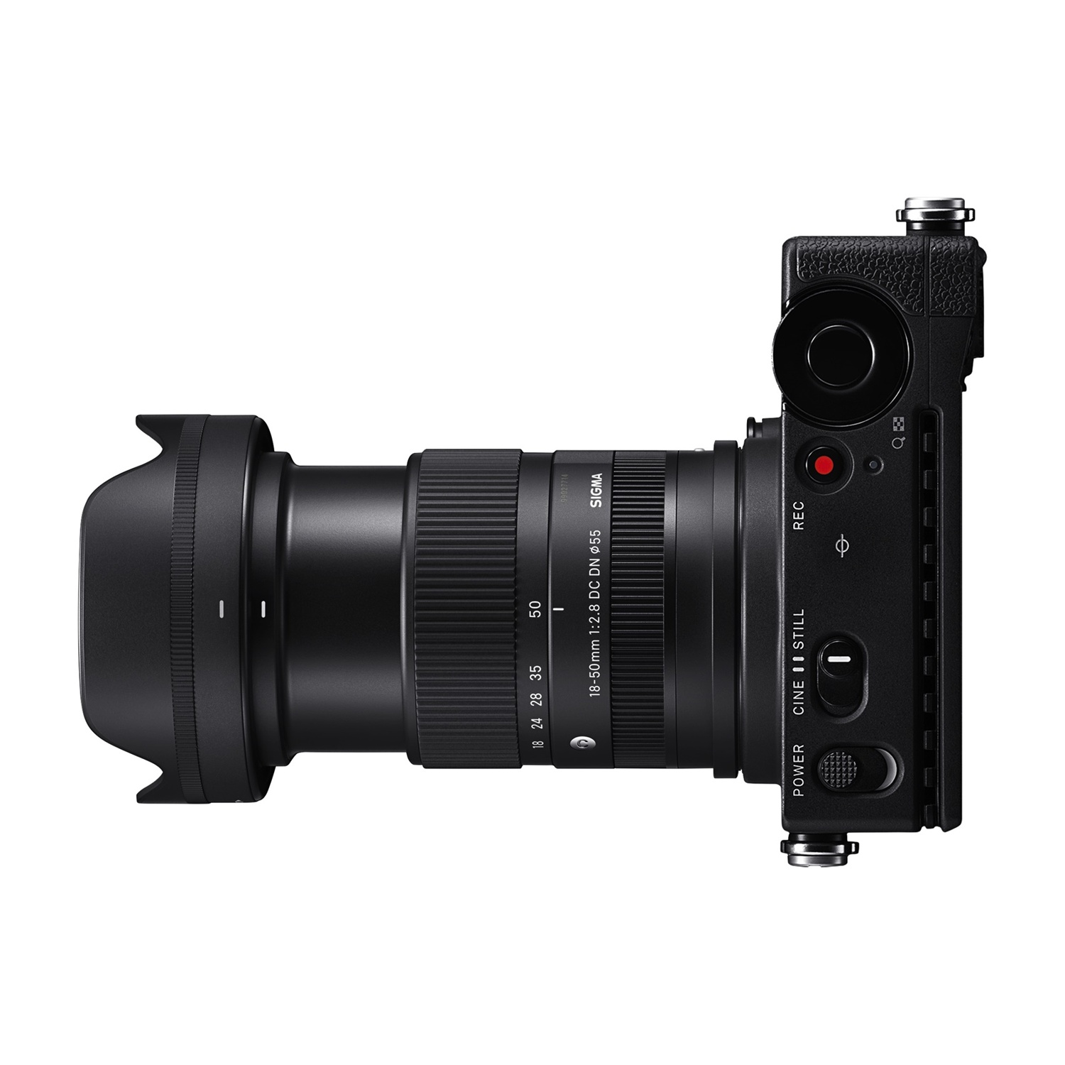 Fotocamera nera con obiettivo collegato, su sfondo bianco. La fotocamera è di lato.