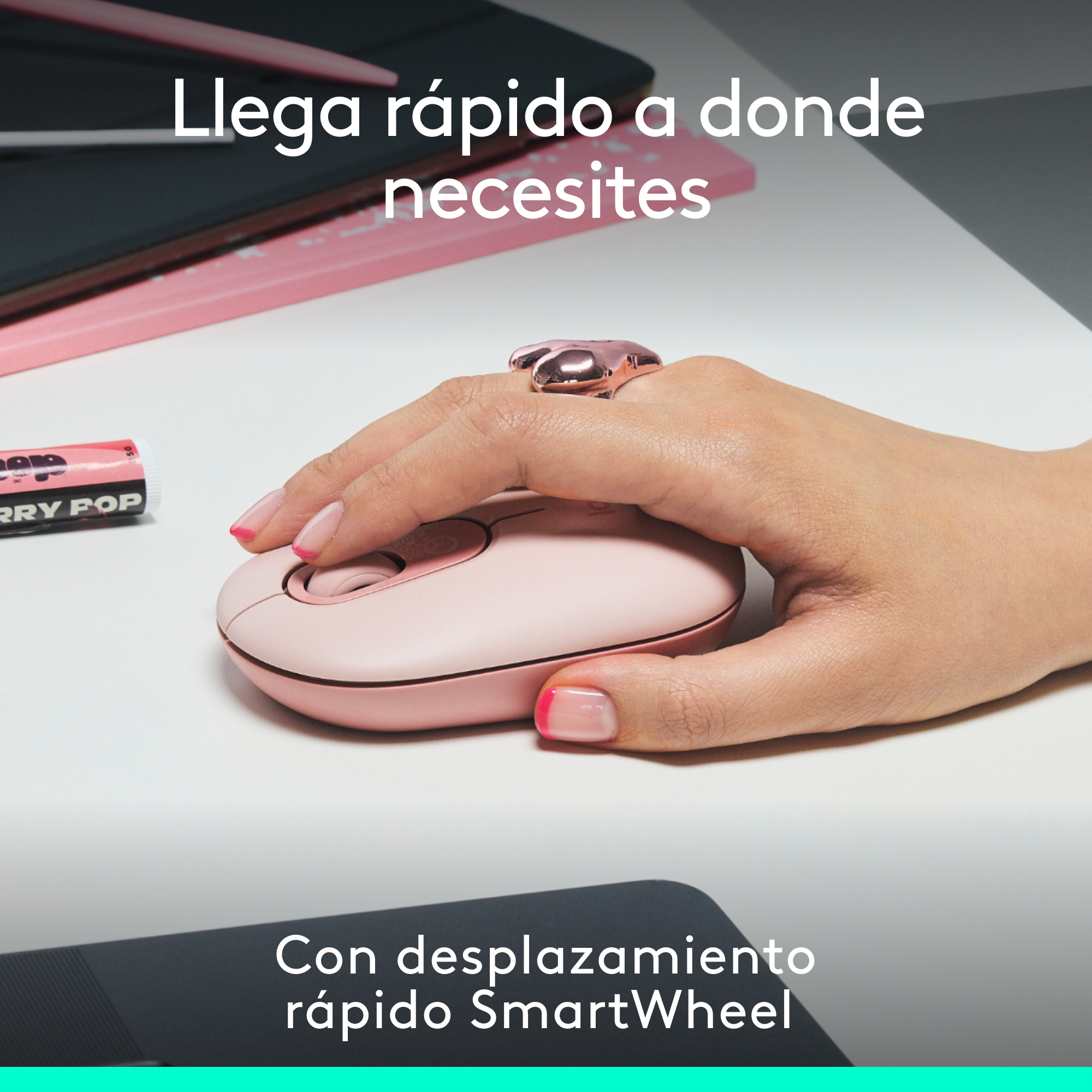 Mano usando ratón rosa inalámbrico sobre superficie blanca. Superposiciones de texto.