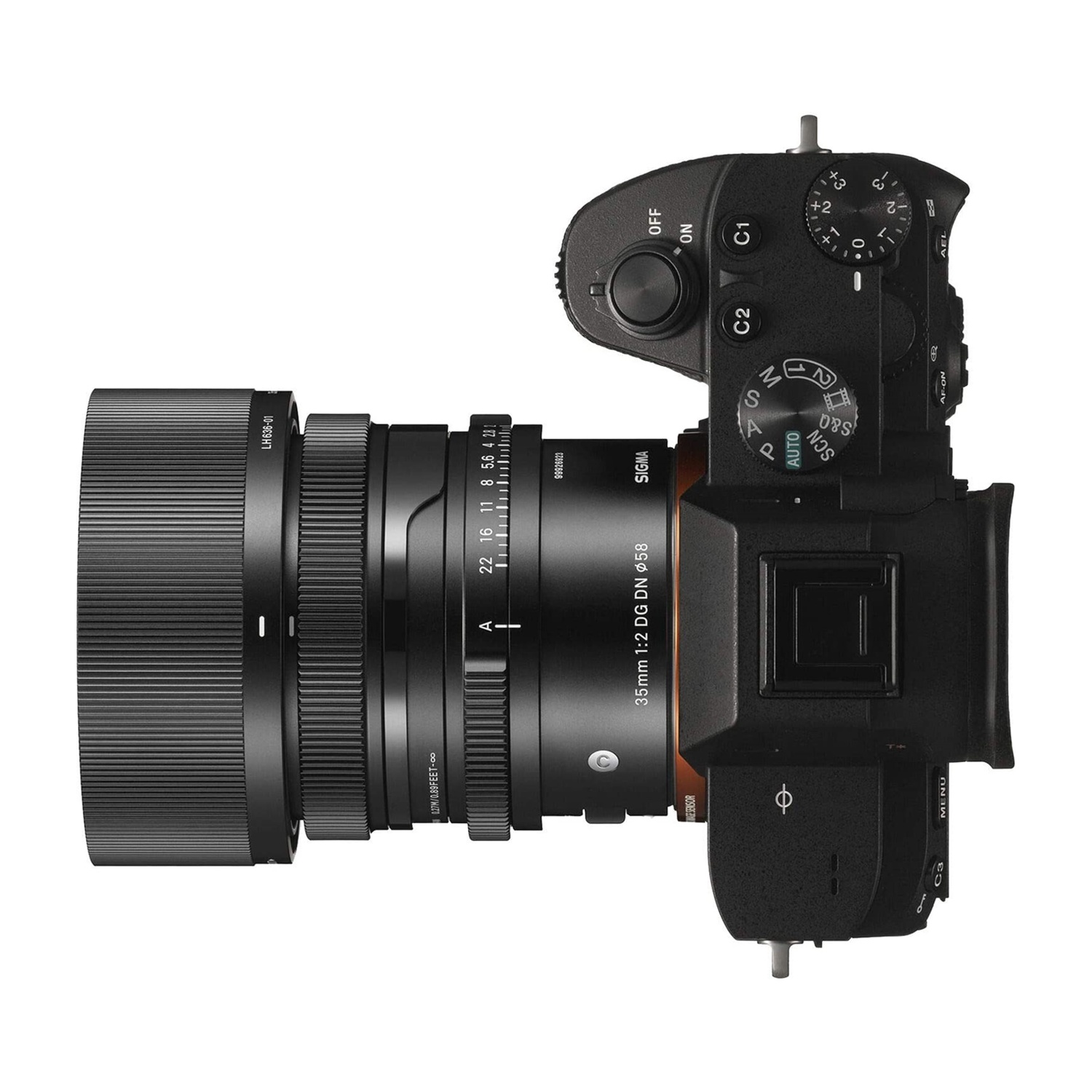 Una fotocamera con obiettivo collegato, posizionata su una superficie bianca. Colori nero e argento.