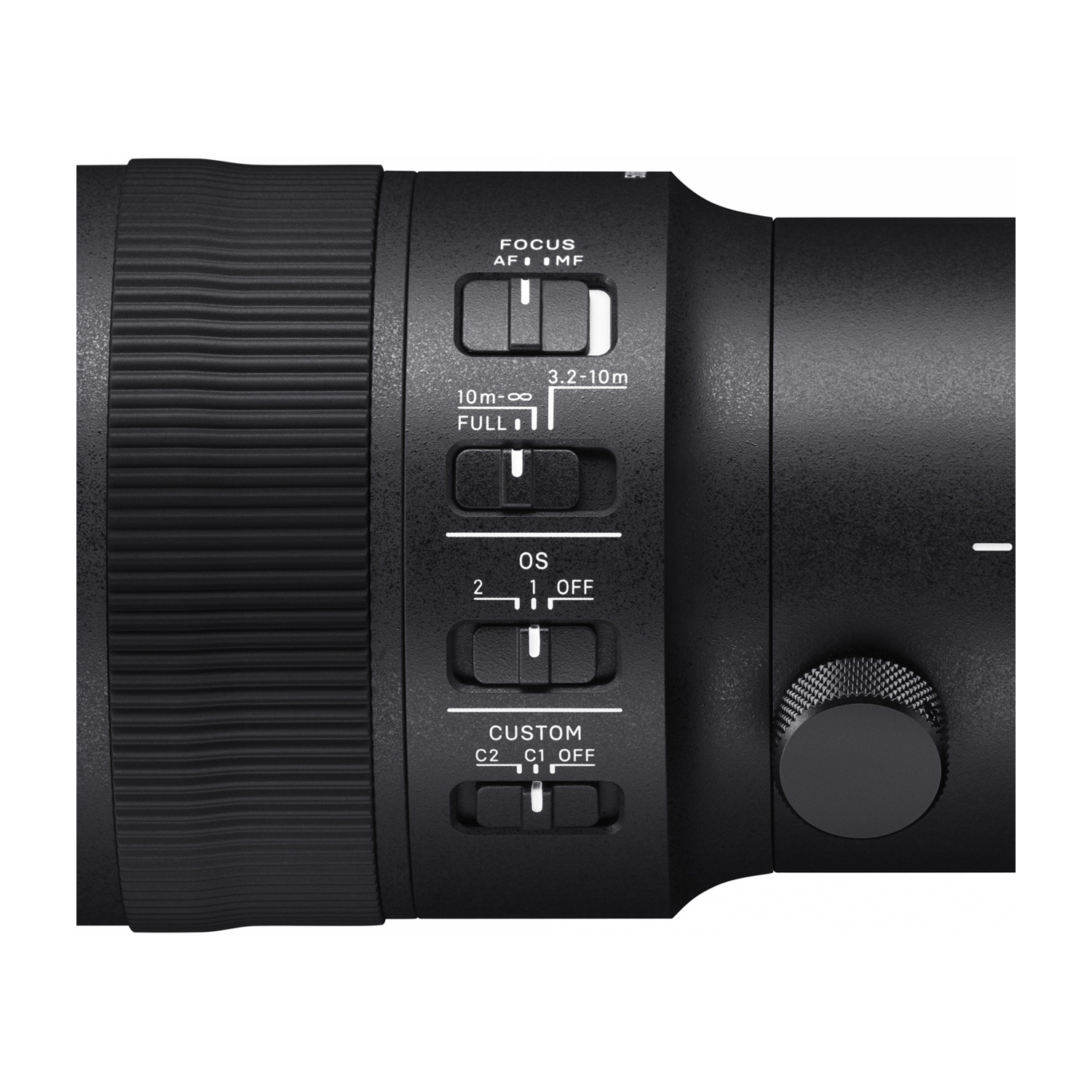 Obiettivo fotocamera nero con controlli di messa a fuoco, OS e personalizzati con testo bianco.