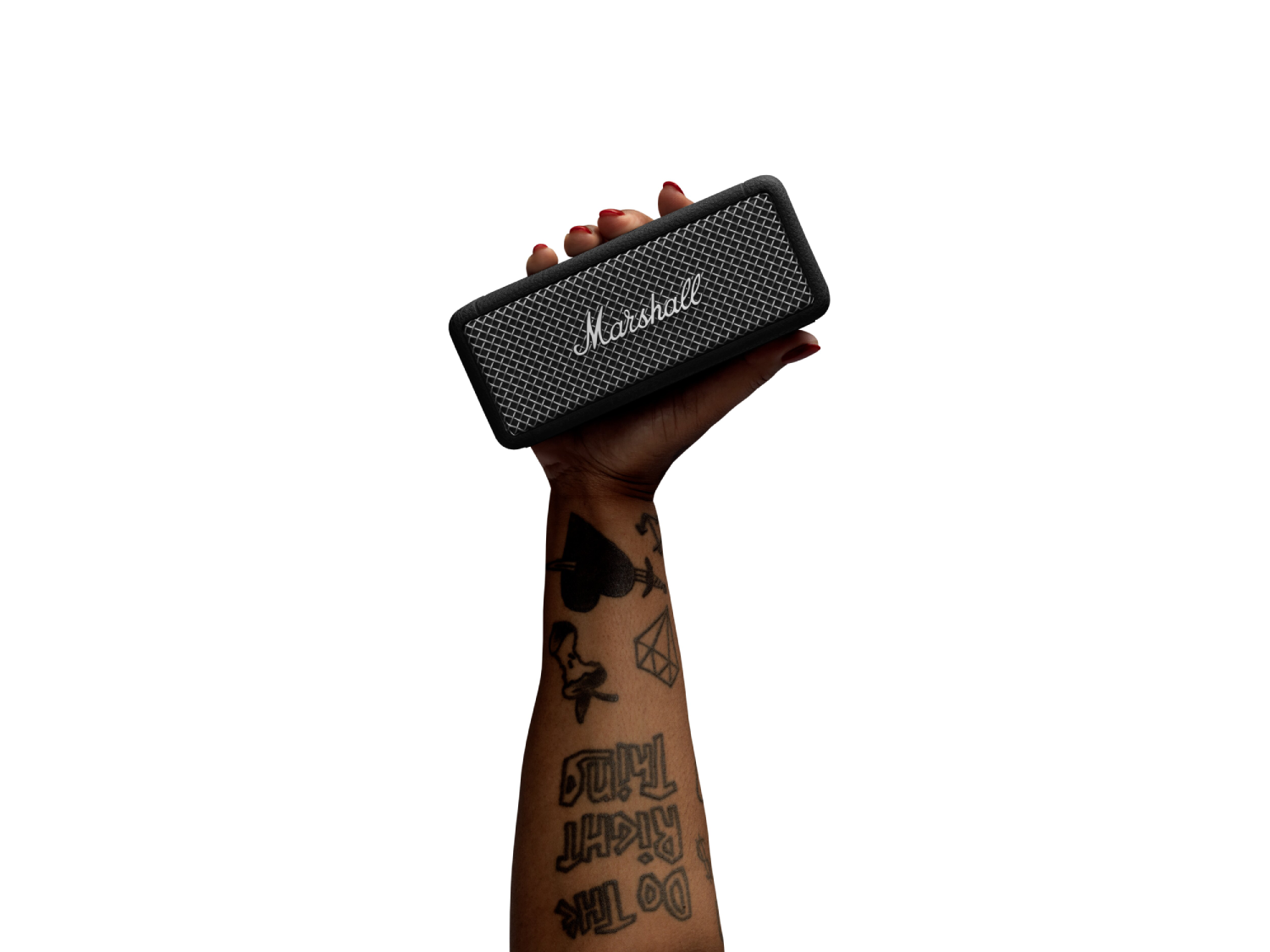 Un altavoz portátil negro sostenido por una mano con tatuajes. El altavoz tiene una parte frontal de malla y el logotipo de Marshall.