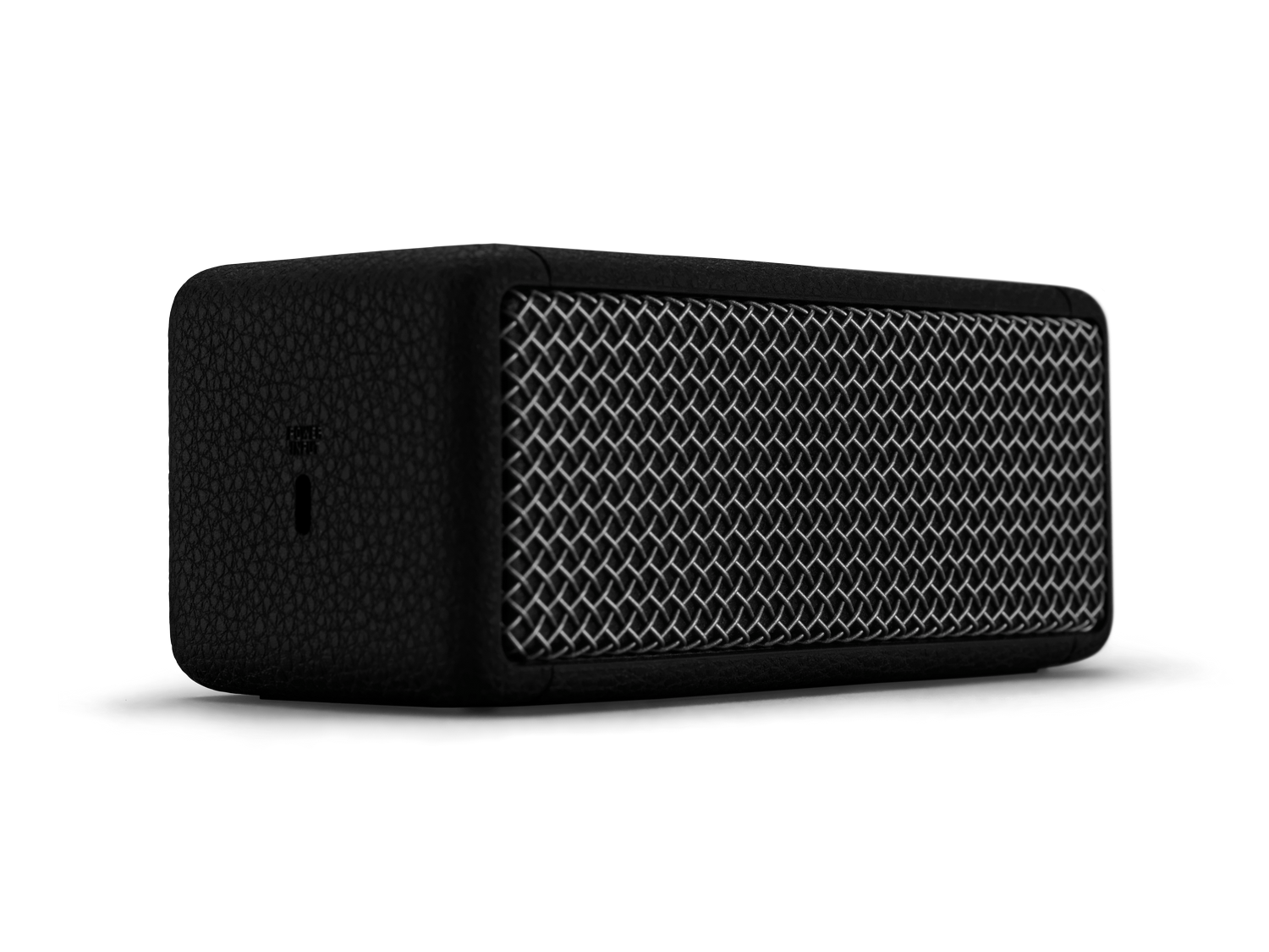 Altavoz rectangular negro con frontal de malla.