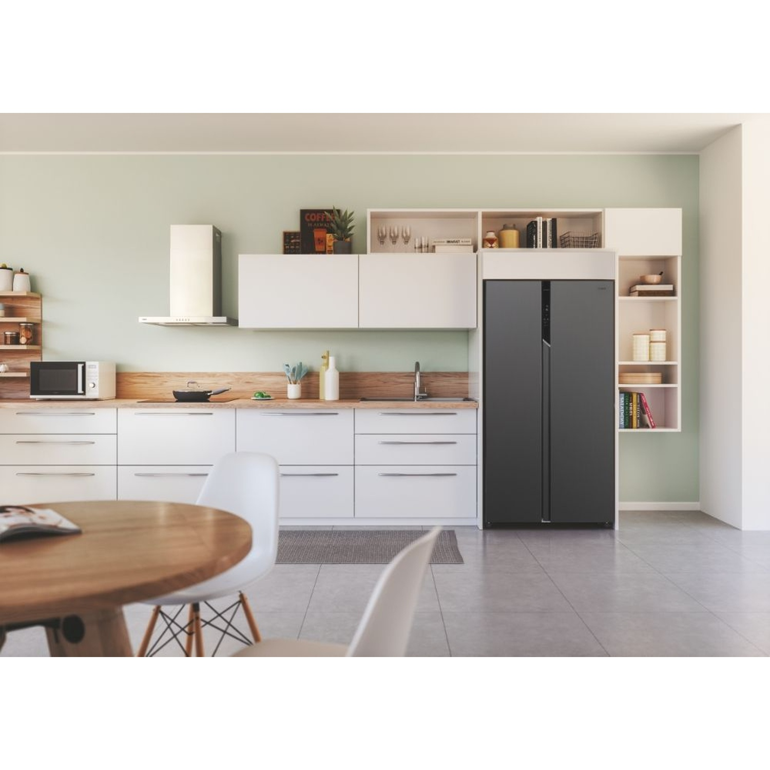 Cucina moderna con mobili bianchi, frigorifero scuro e tavolo in legno con due sedie.