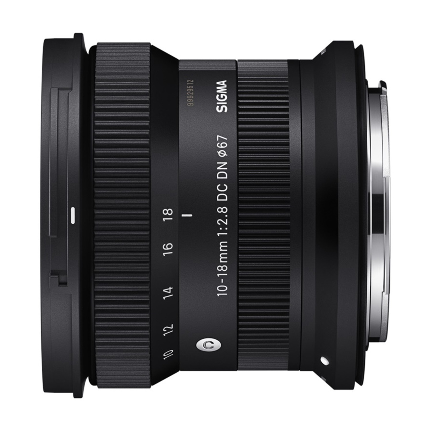 Primo piano di un obiettivo nero per fotocamera. L'obiettivo presenta segni per la lunghezza focale e le impostazioni del diaframma.