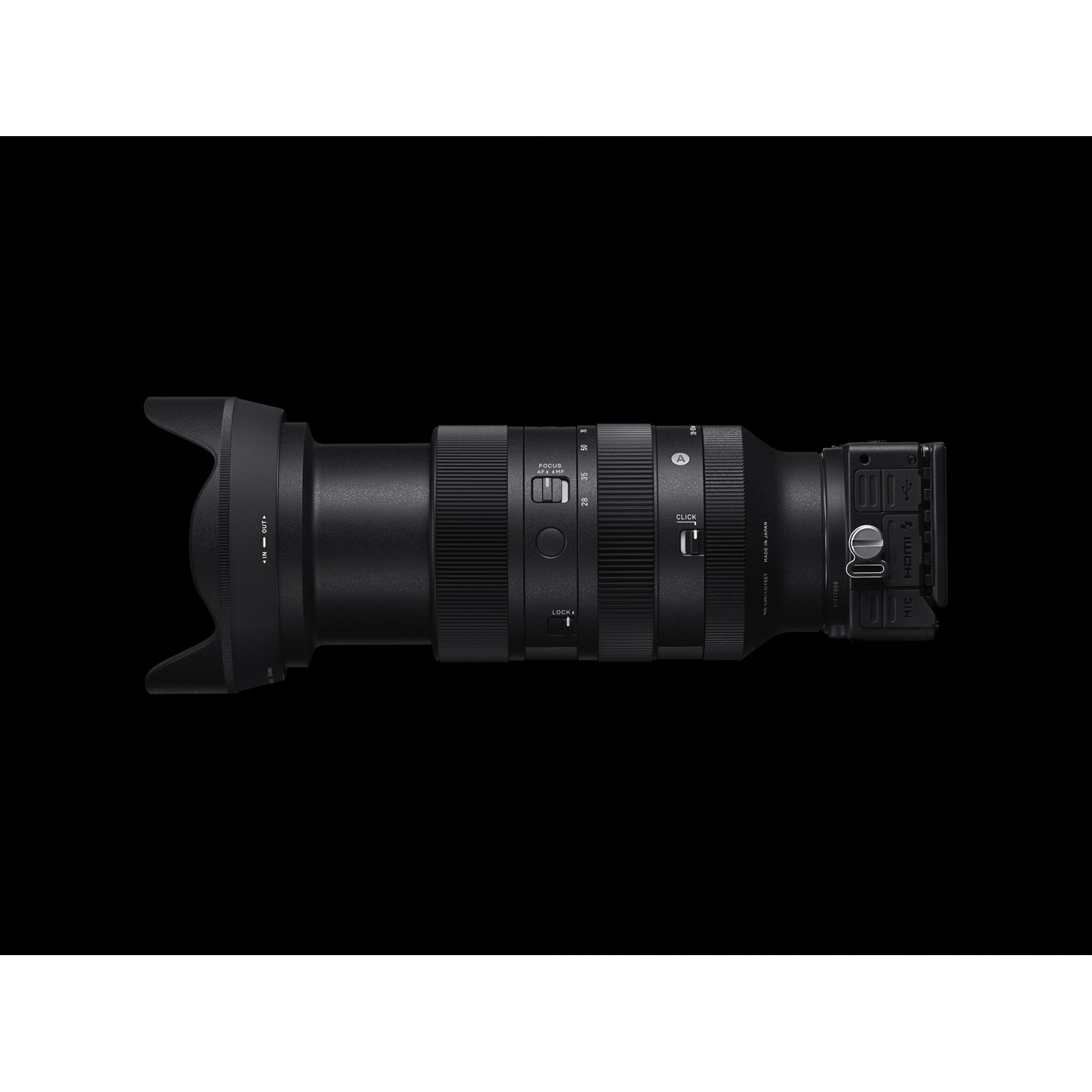 Obiettivo fotocamera nero con vari anelli e pulsanti di regolazione. Sfondo nero.
