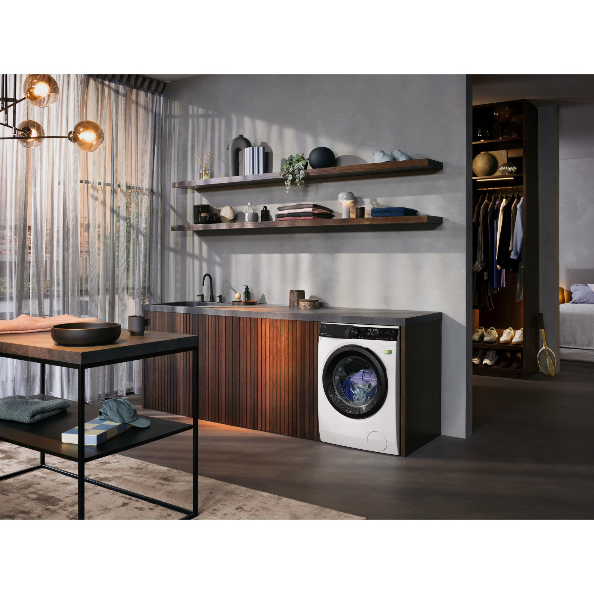 Ein moderner Waschraum mit Waschmaschine, Regalen und Holzschrank.