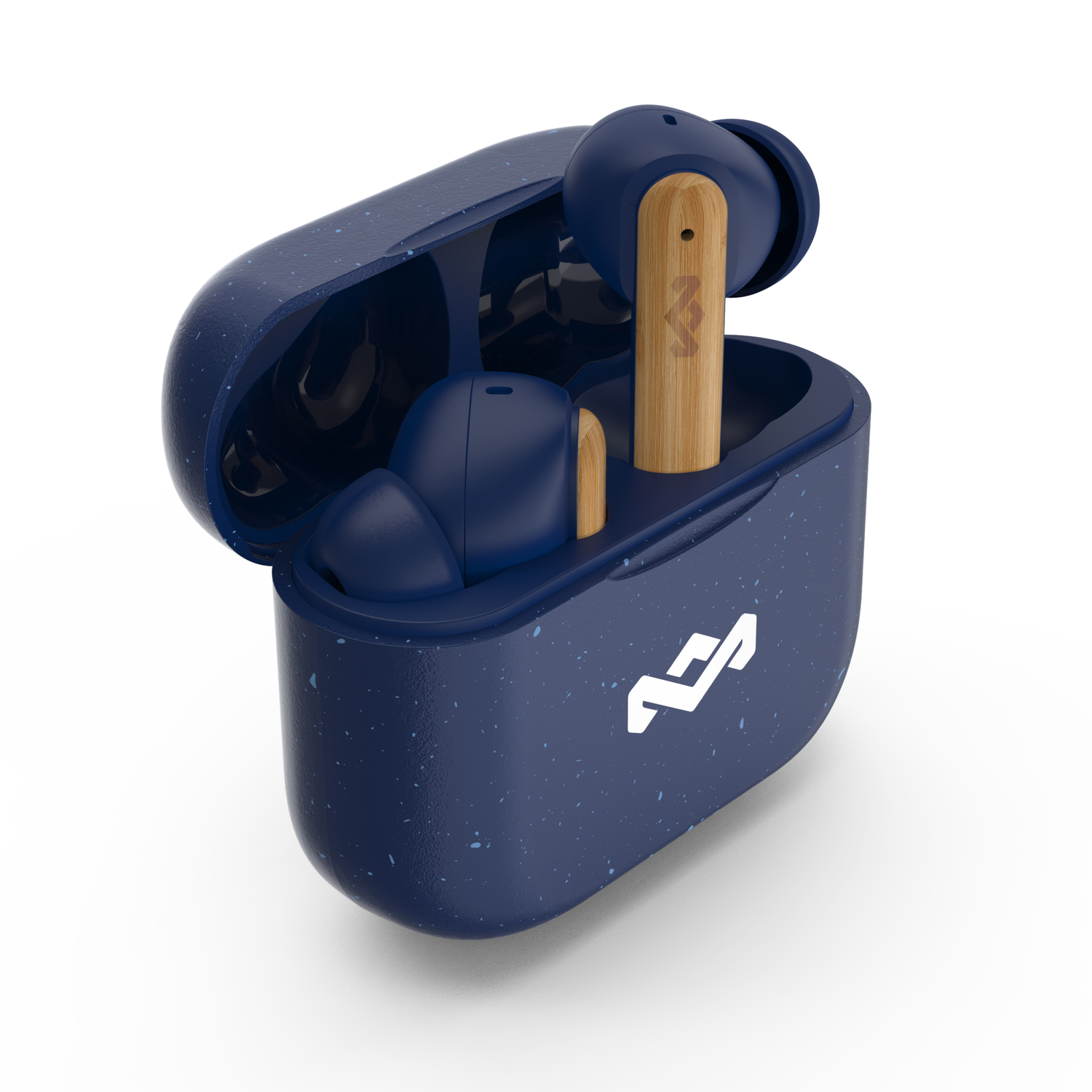 Blauwe oortelefoons in etui, één eruit, houten accenten, witte achtergrond.
