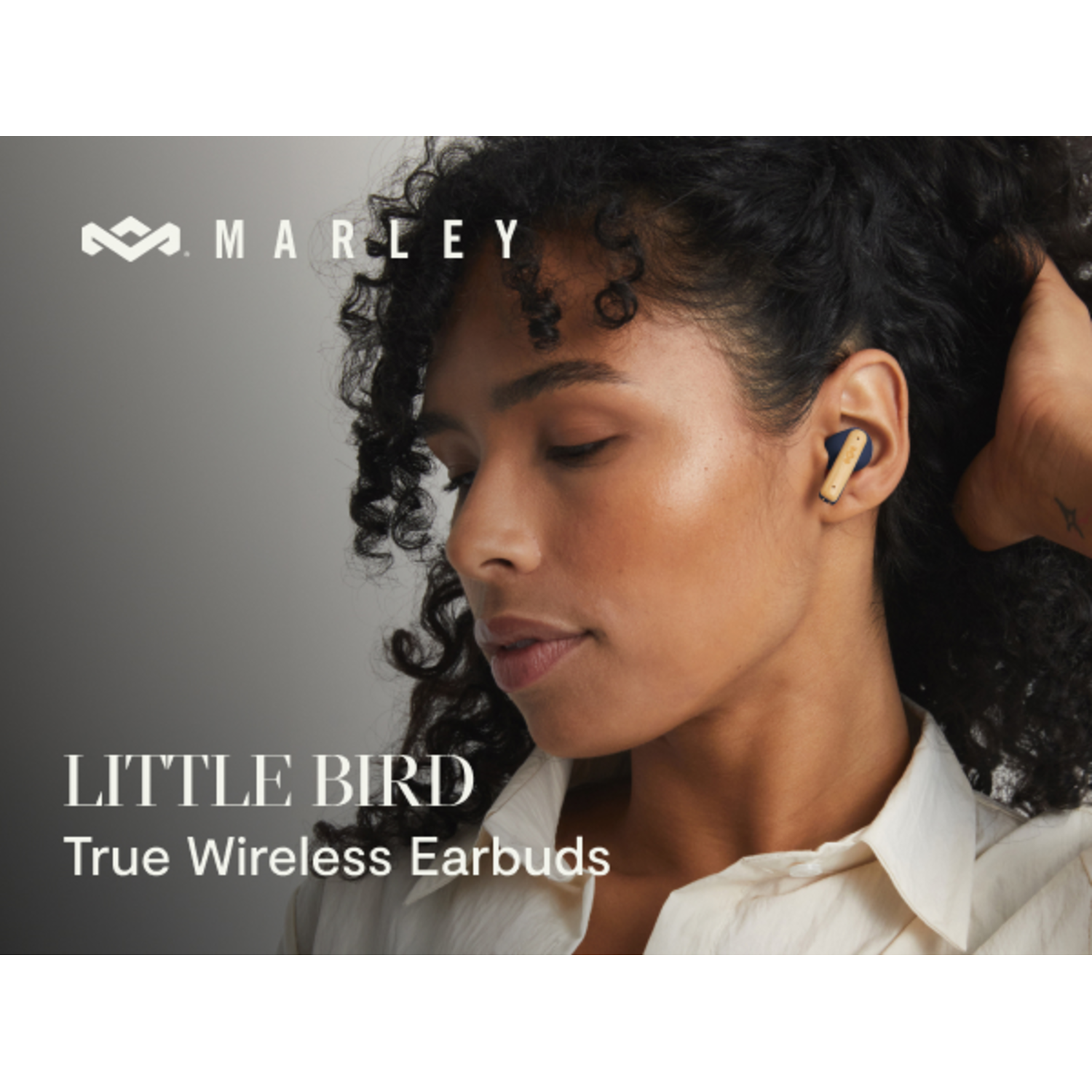 Vrouw met oordopjes. Tekst op de afbeelding zegt 'LITTLE BIRD True Wireless Earbuds'.