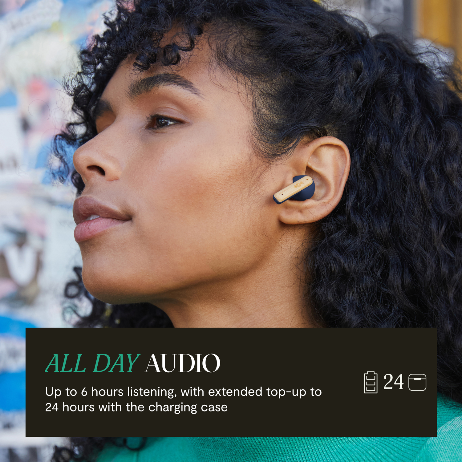 Een vrouw met oordopjes. Tekst op de afbeelding luidt "All Day Audio" en "24". Oordopjes zitten in haar oren.