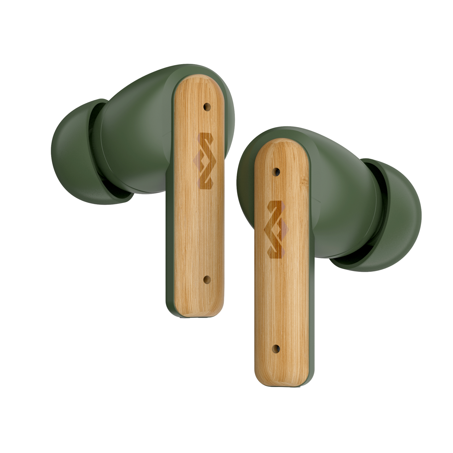 Twee groene oordopjes. Ze hebben een houten textuur op de steel en een logo. Witte achtergrond.