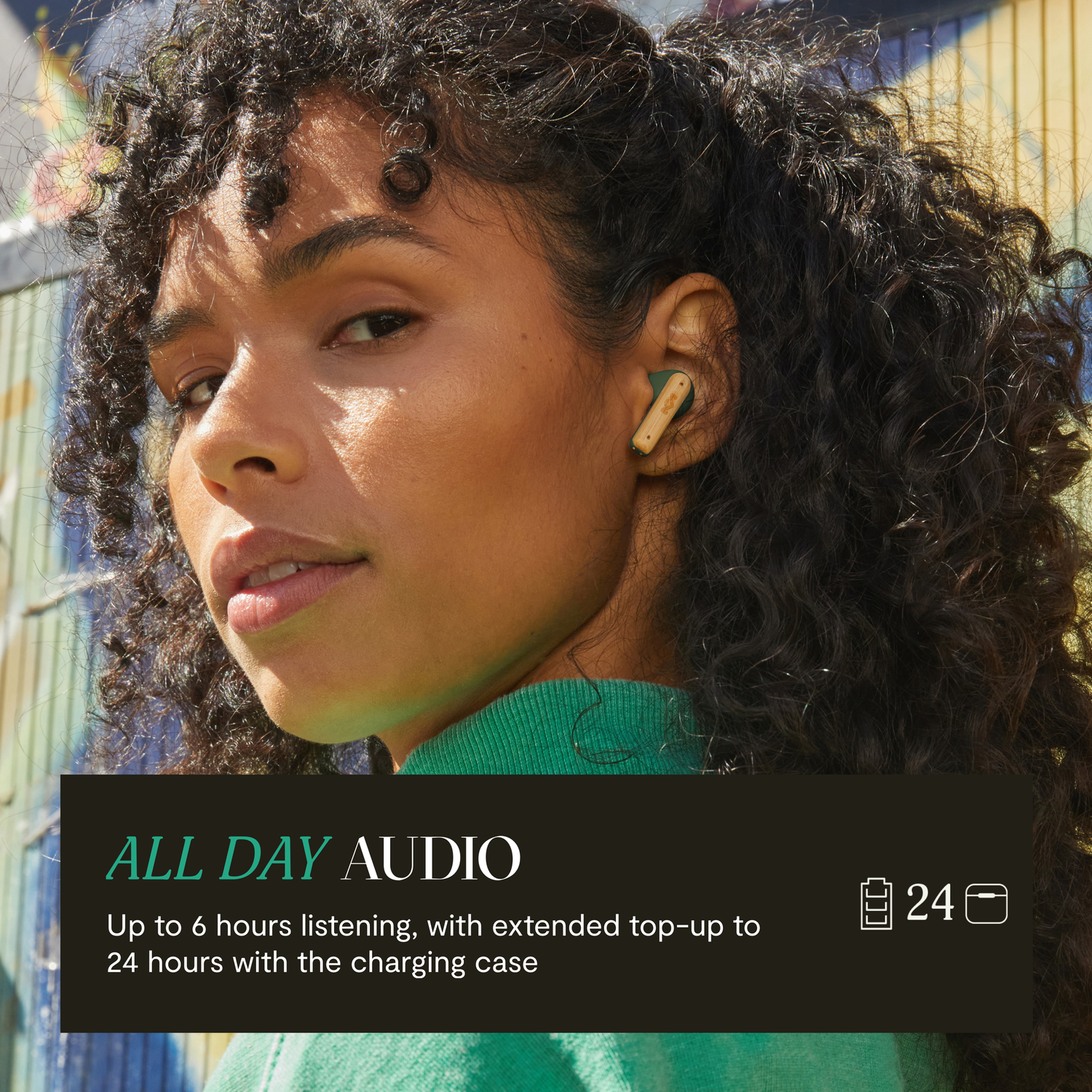 Vrouw met oortjes glimlacht, tekst "ALL DAY AUDIO" met batterij-icoon.