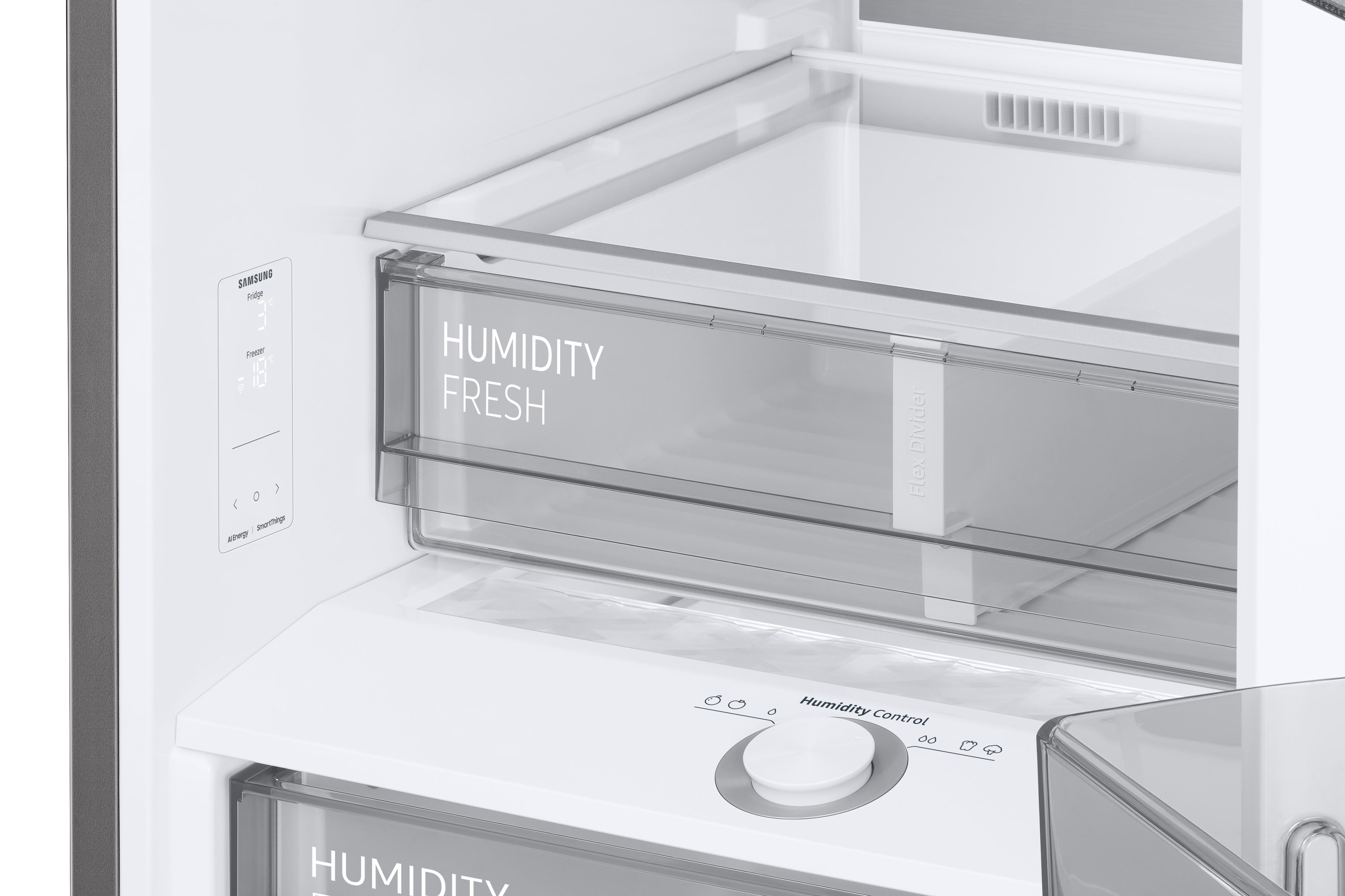 Kühlschrankinnenraum mit Humidity Fresh Schublade. Weißer Innenraum mit transparenten Regalen. Samsung-Logo sichtbar.