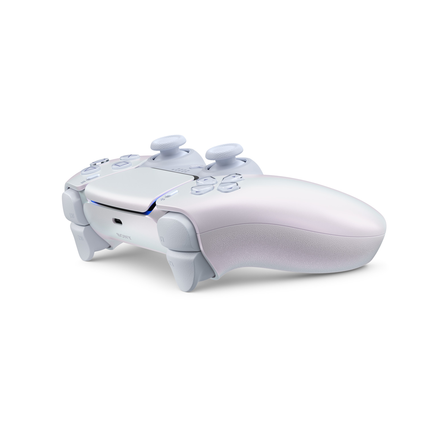 Manette DualSense PS5 blanche sur fond blanc, vue en angle. Deux joysticks en haut.