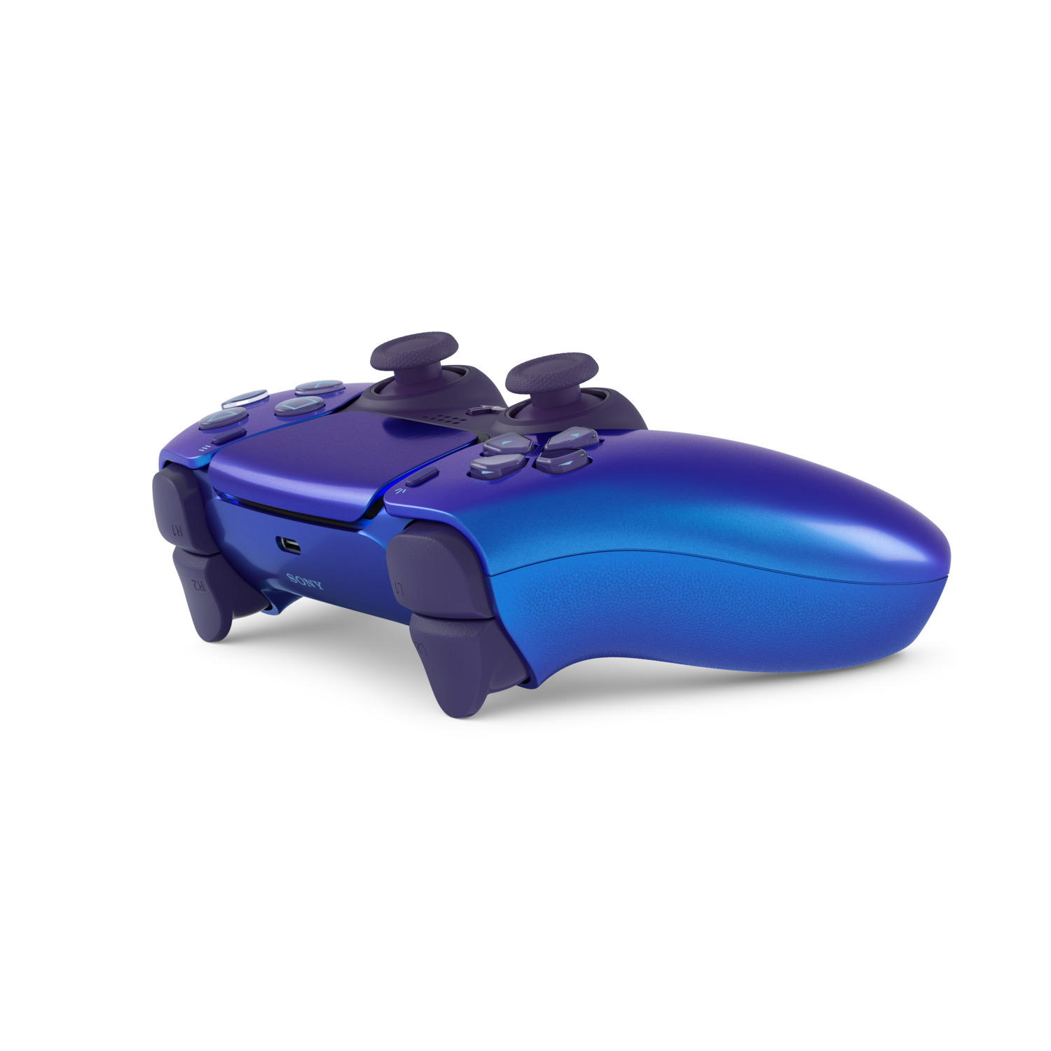 Blauwe en paarse PS5-controller, schuine weergave, geïsoleerd op witte achtergrond.