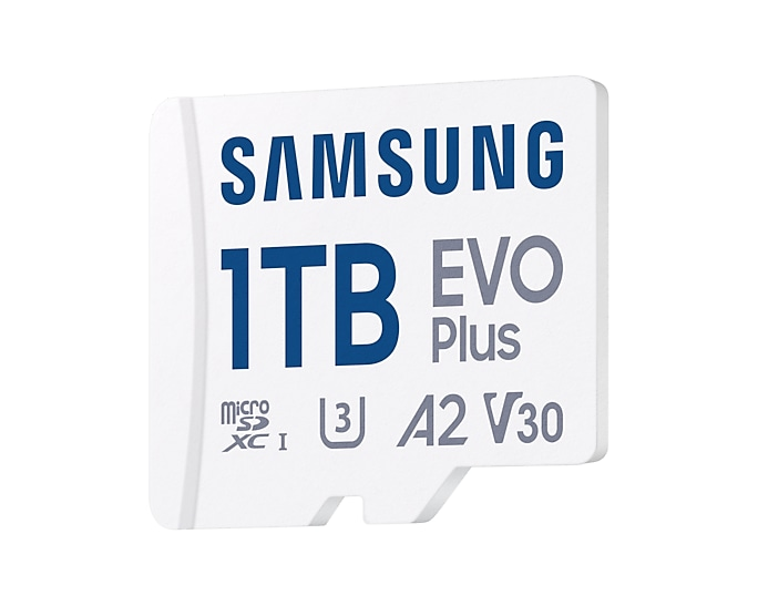 Egy fehér microSD kártya, rajta a "SAMSUNG 1TB EVO Plus" felirattal.