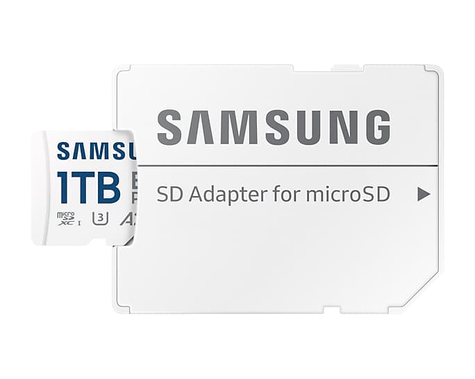Fehér Samsung SD kártyaadapter és microSD kártya. Fehér háttér.