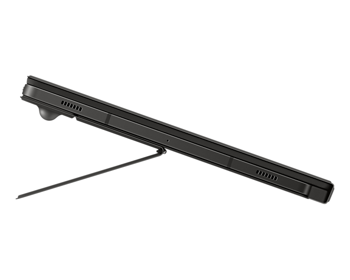 Egy fekete tablet kitámasztóval, szögben, oldalsó profilját mutatva fekete háttér előtt.