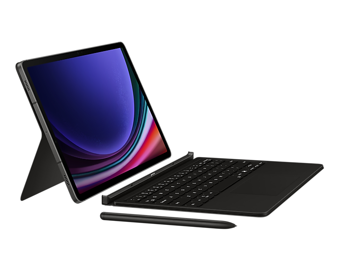 Fekete tablet csatolt billentyűzettel és tollal fehér felületen. A képernyő be van kapcsolva.