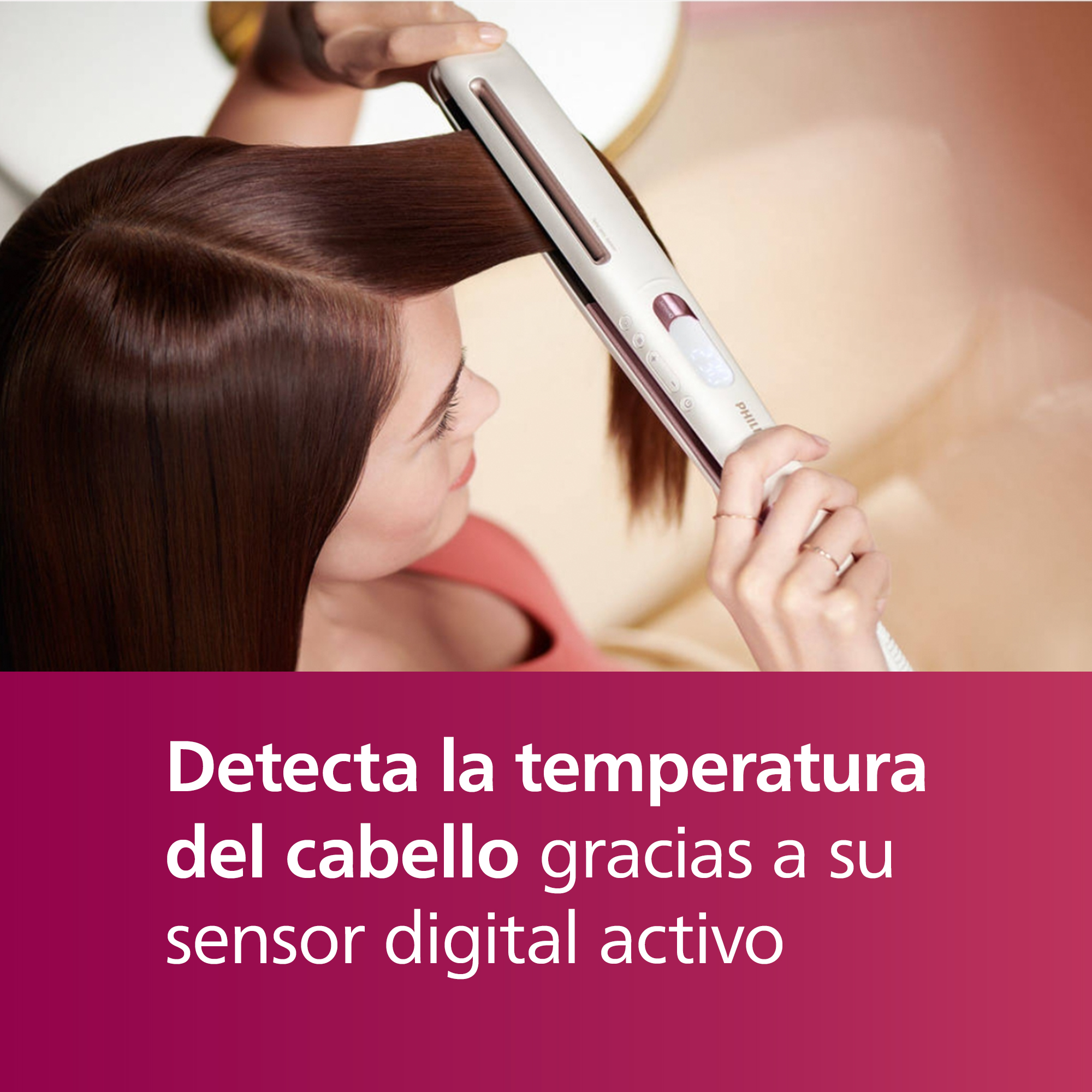 Mujer usando una plancha de pelo en su cabello. Plancha blanca con detalles oro rosa.