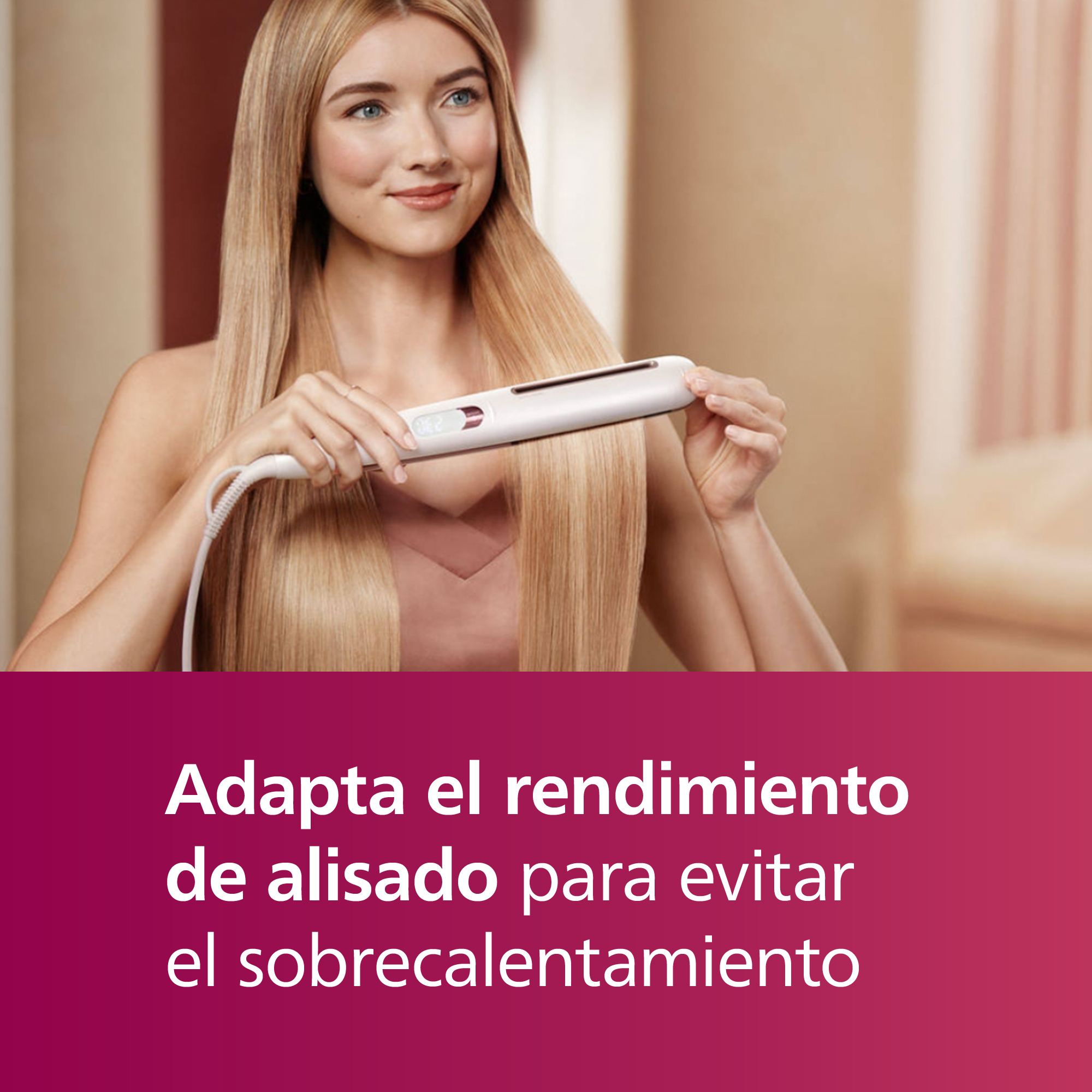 Mujer con cabello rubio largo usando una plancha. Texto: Adapta el rendimiento de alisado.