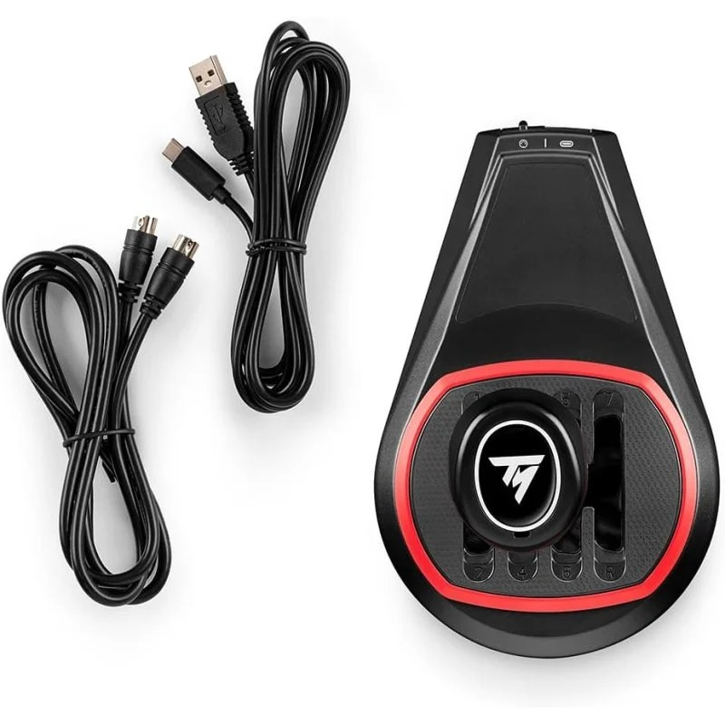 Equipo de juego negro y rojo. Tiene una palanca de cambios, cable USB y otros cables de conexión.