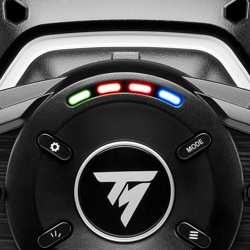 Primer plano de un volante negro con botones y un logotipo central. Luces de colores son visibles.