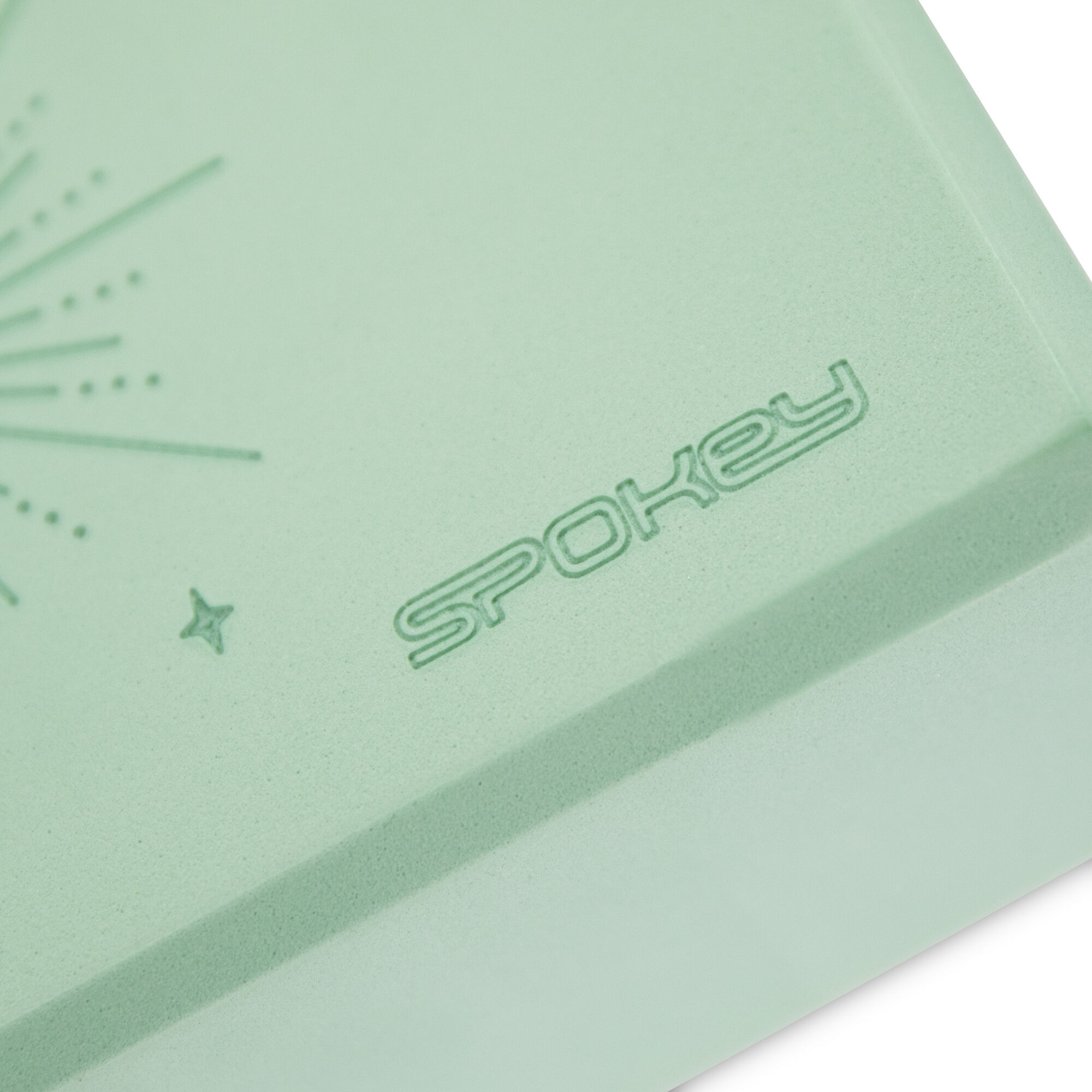 Jasnozielona mata do jogi z wytłoczonym napisem "SPOKEY". Widoczne linie dekoracyjne i wzór gwiazd.