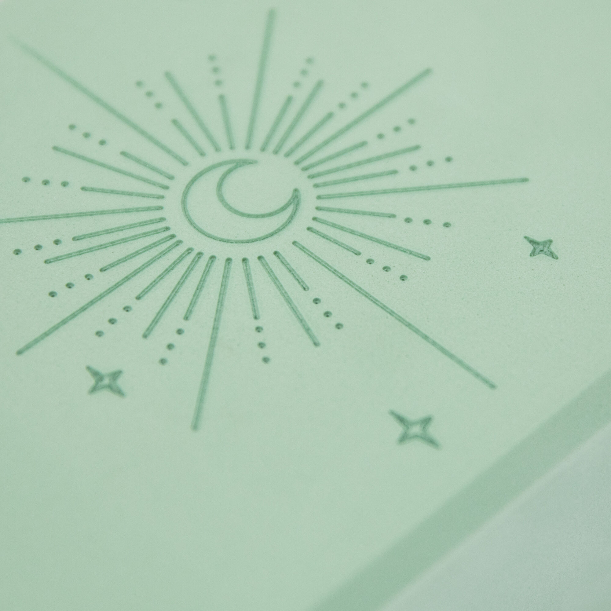 Zielone tło z motywem słońca i księżyca w półksiężycu.