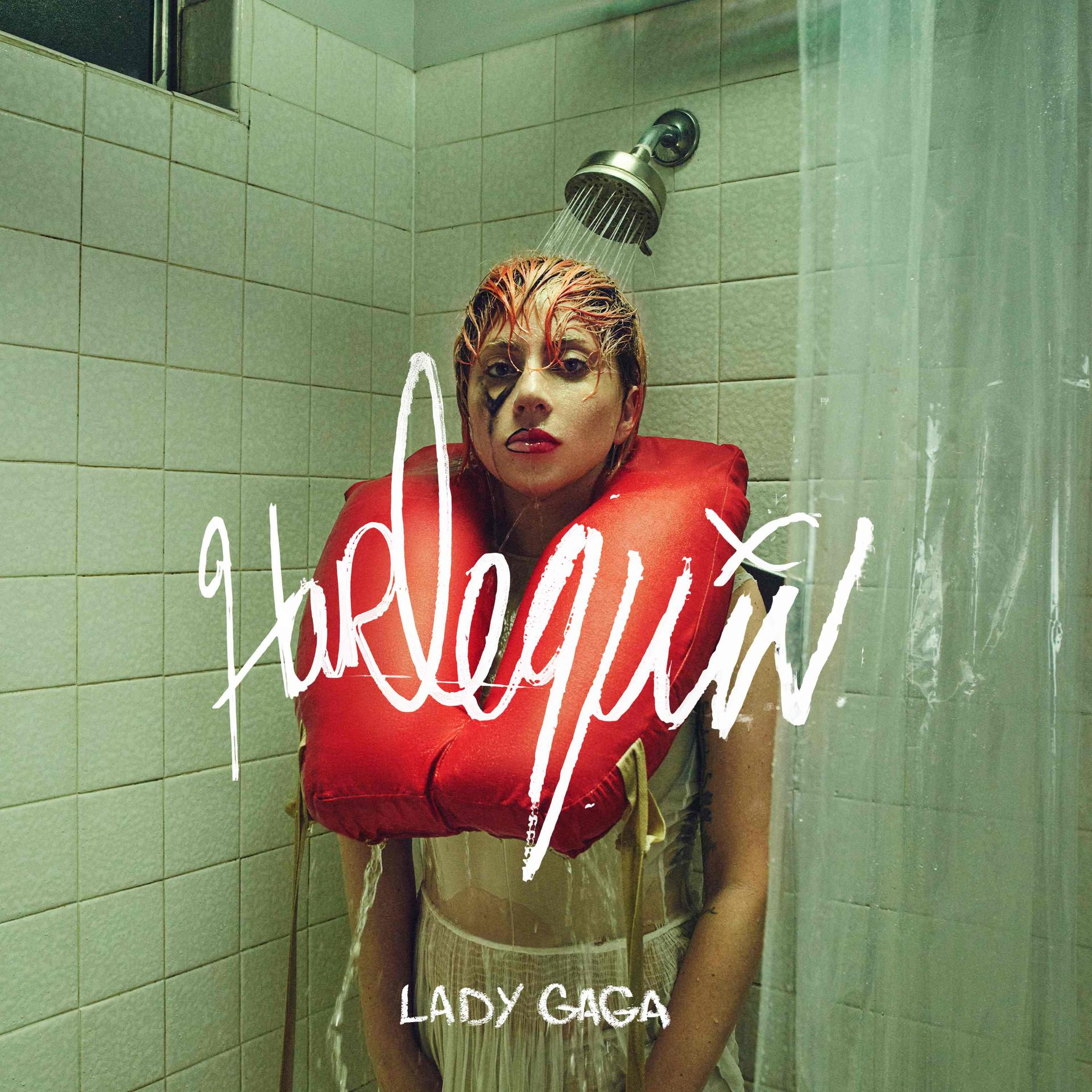 Lady Gaga onder de douche met een rood zwemvest. Witte tekst 'Harlequin'.