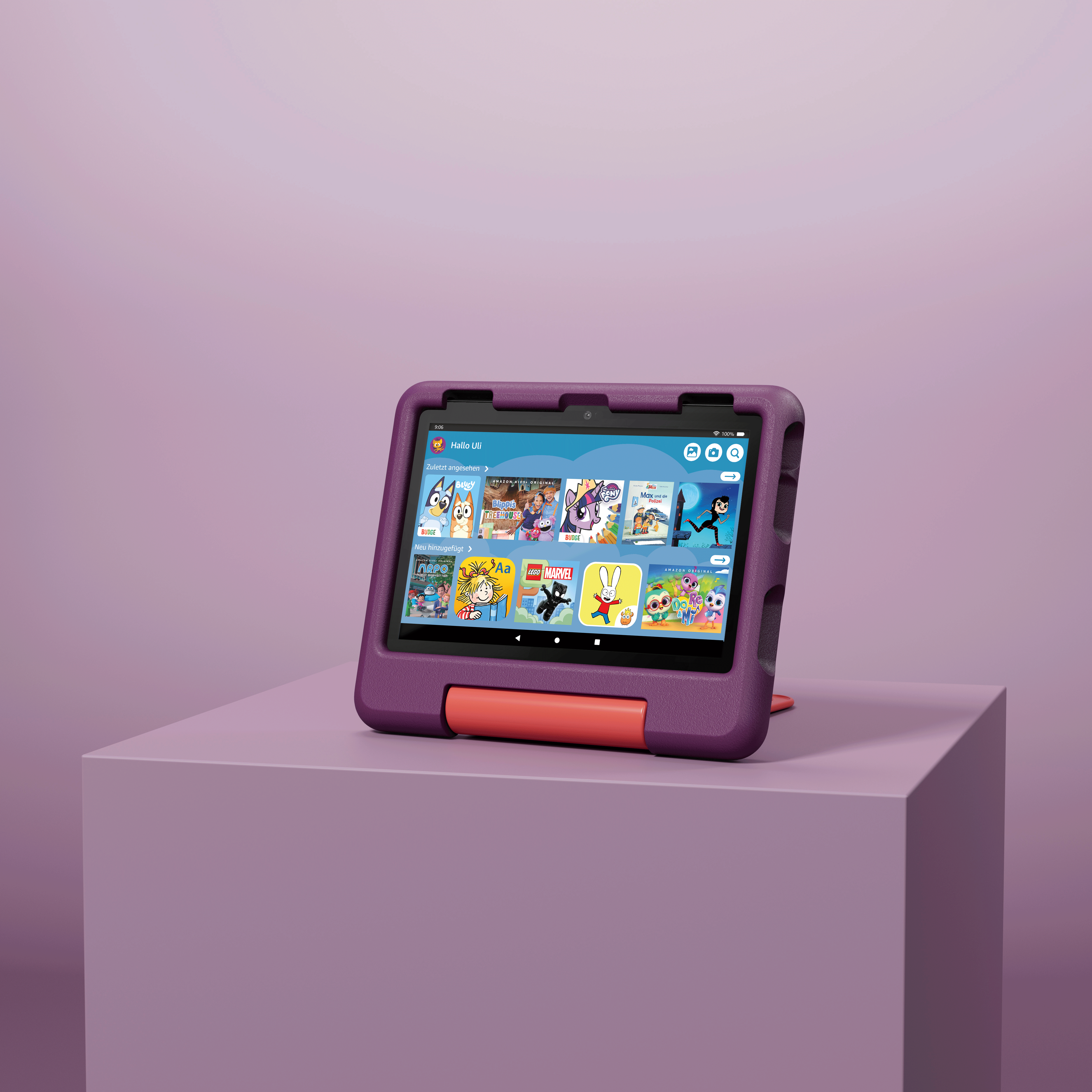 Lila Tablet mit Schutzhülle. Der Bildschirm zeigt Apps. Das Tablet steht auf einem lila Würfel.