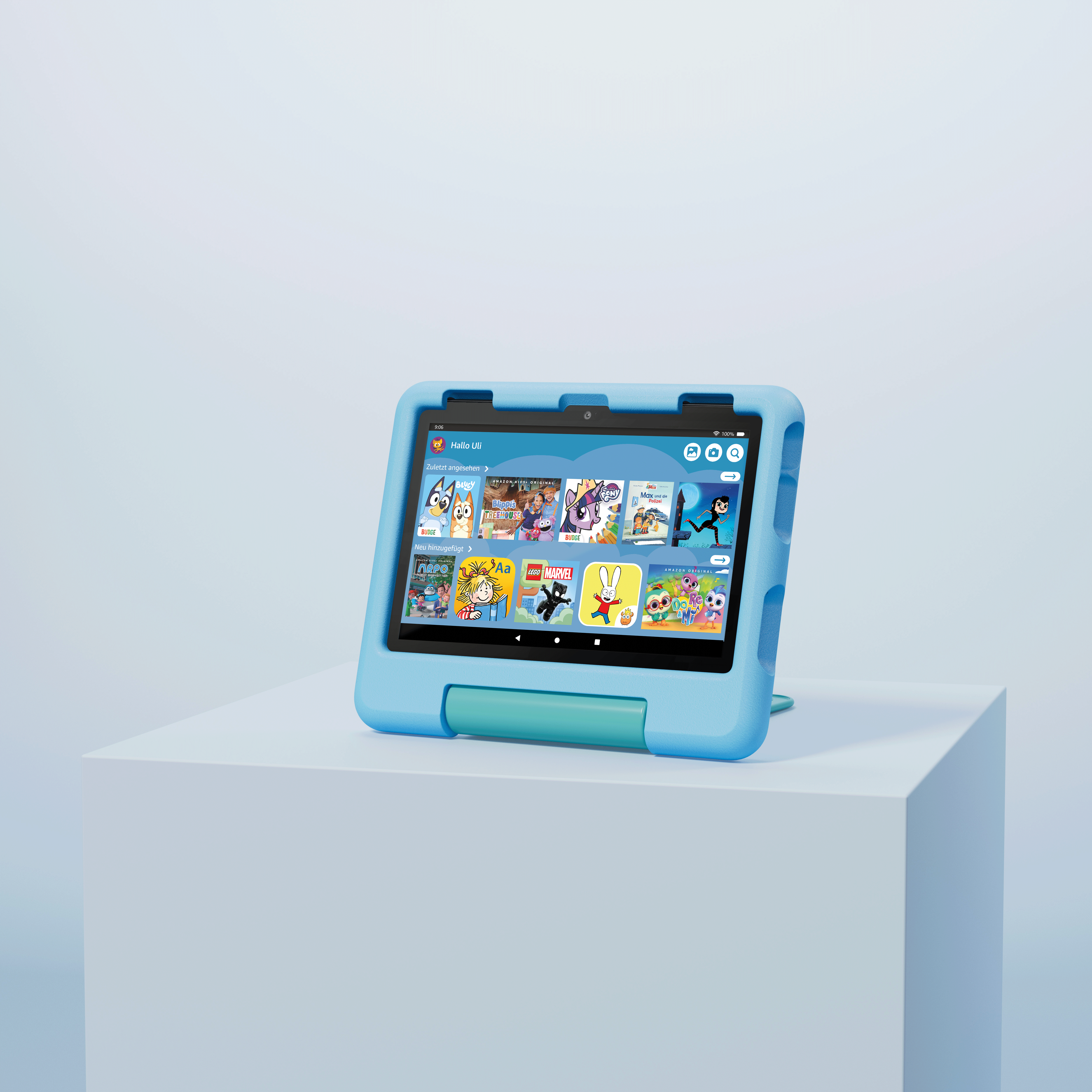 Blaues Tablet mit blauem Gehäuse auf einem weißen Ständer, zeigt einen bunten Bildschirm.