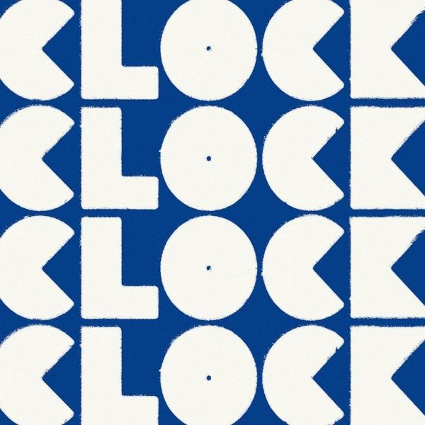 Blauer Hintergrund mit weißem CLOCK-Text in einem Muster, mit Pac-Man-Formen.