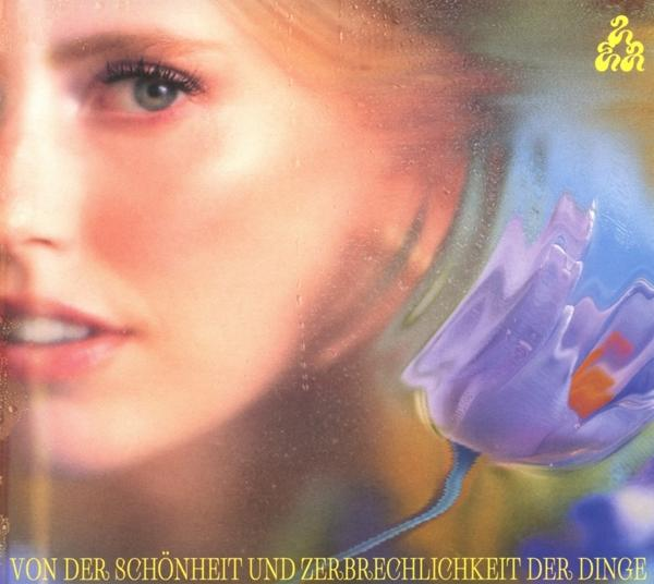 Gesicht einer Frau, mit Blumen im Hintergrund. Verschwommener Hintergrund.