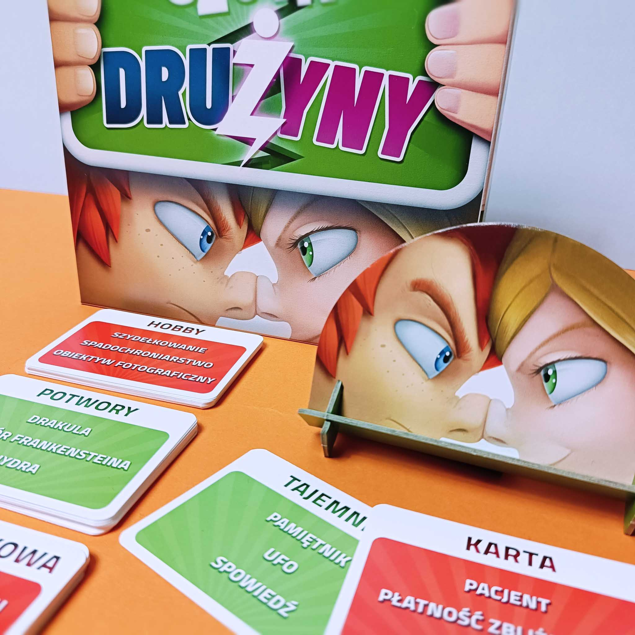 Zbliżenie na grę planszową z dwiema postaciami z kreskówek.