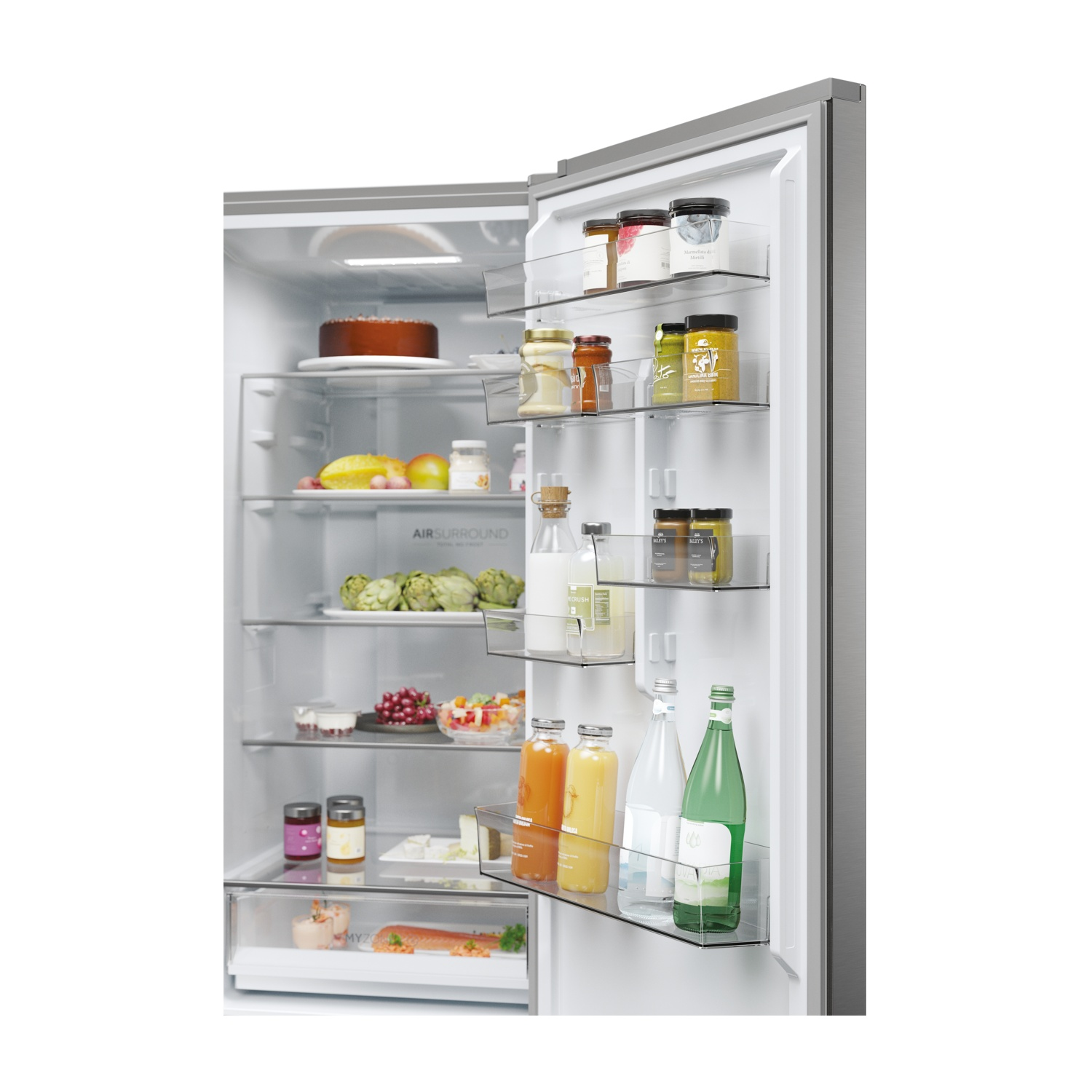 Interno del frigorifero. Ripiani pieni di alimenti, tra cui barattoli e frutta.