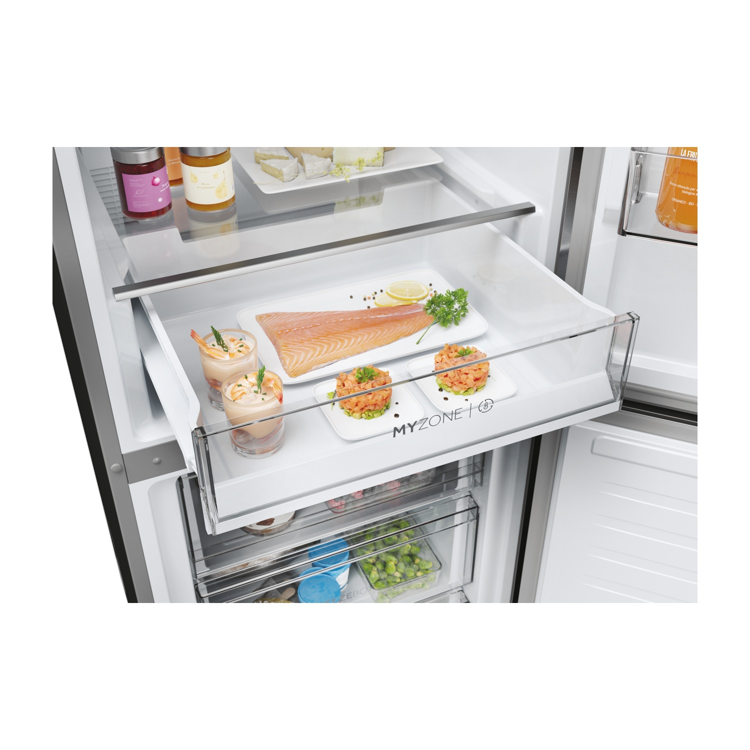Interno del frigorifero con un cassetto contenente alimenti come salmone e antipasti.