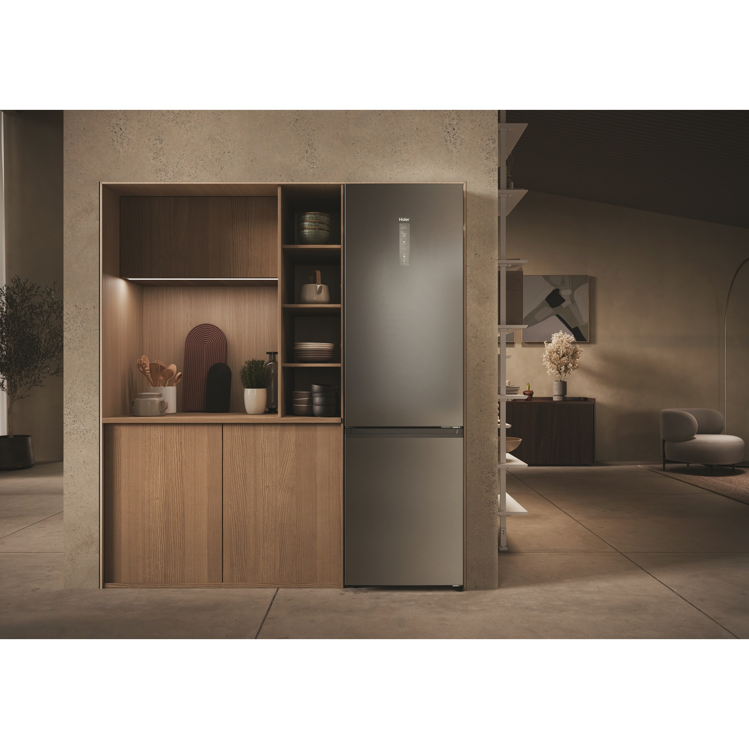 Cucina moderna con frigorifero e mobili in legno. Frigorifero grigio scuro. Luce sopra i mobili.