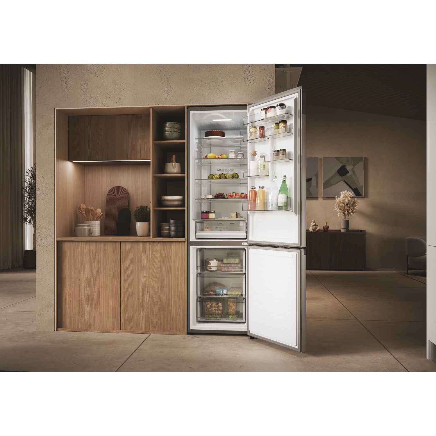 Frigorifero moderno con porta aperta. Interno visibile con ripiani di cibo, bevande. Mobile in legno a sinistra.