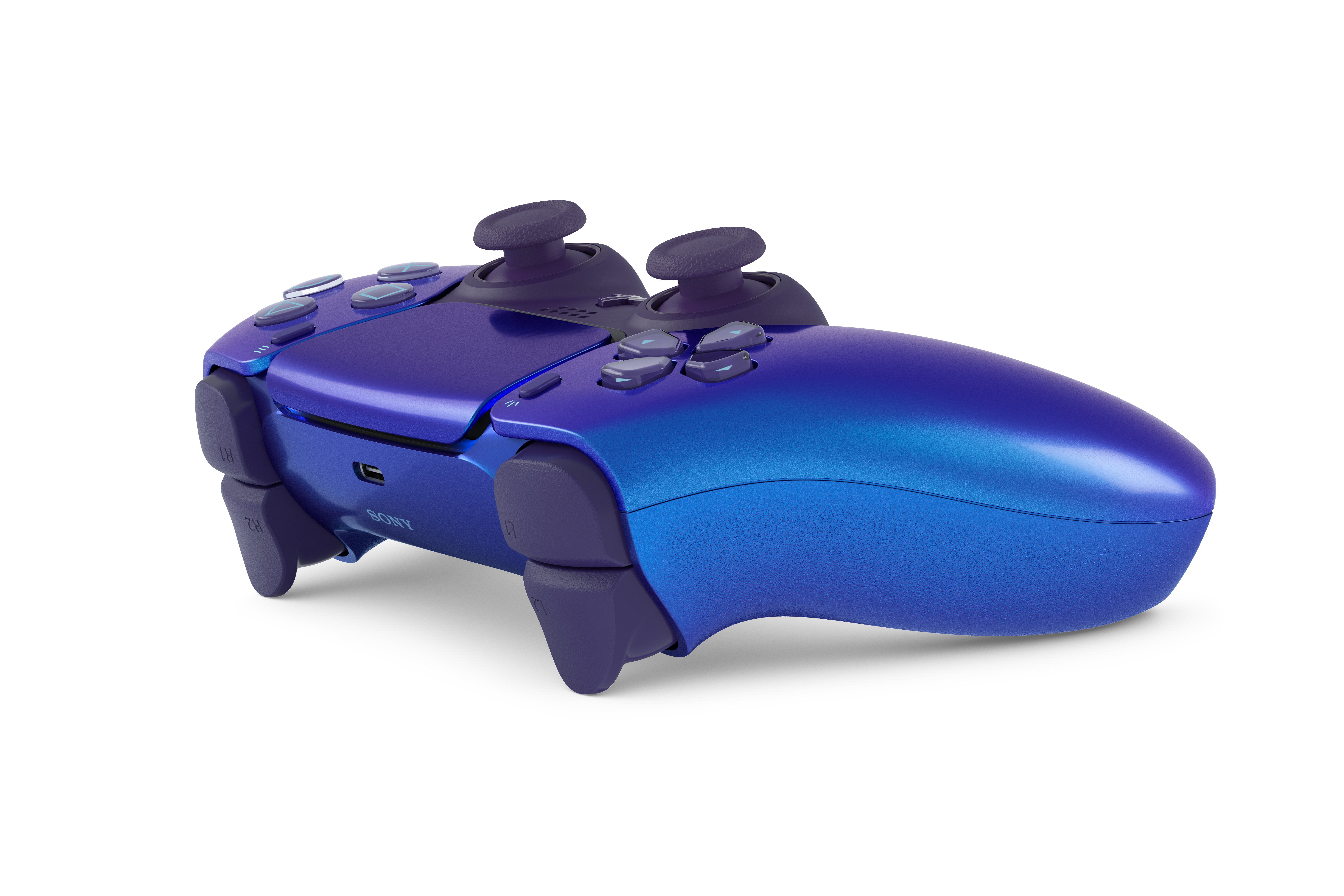 Ein blau-violetter PlayStation 5-Controller auf weißer Oberfläche. Seitenansicht.