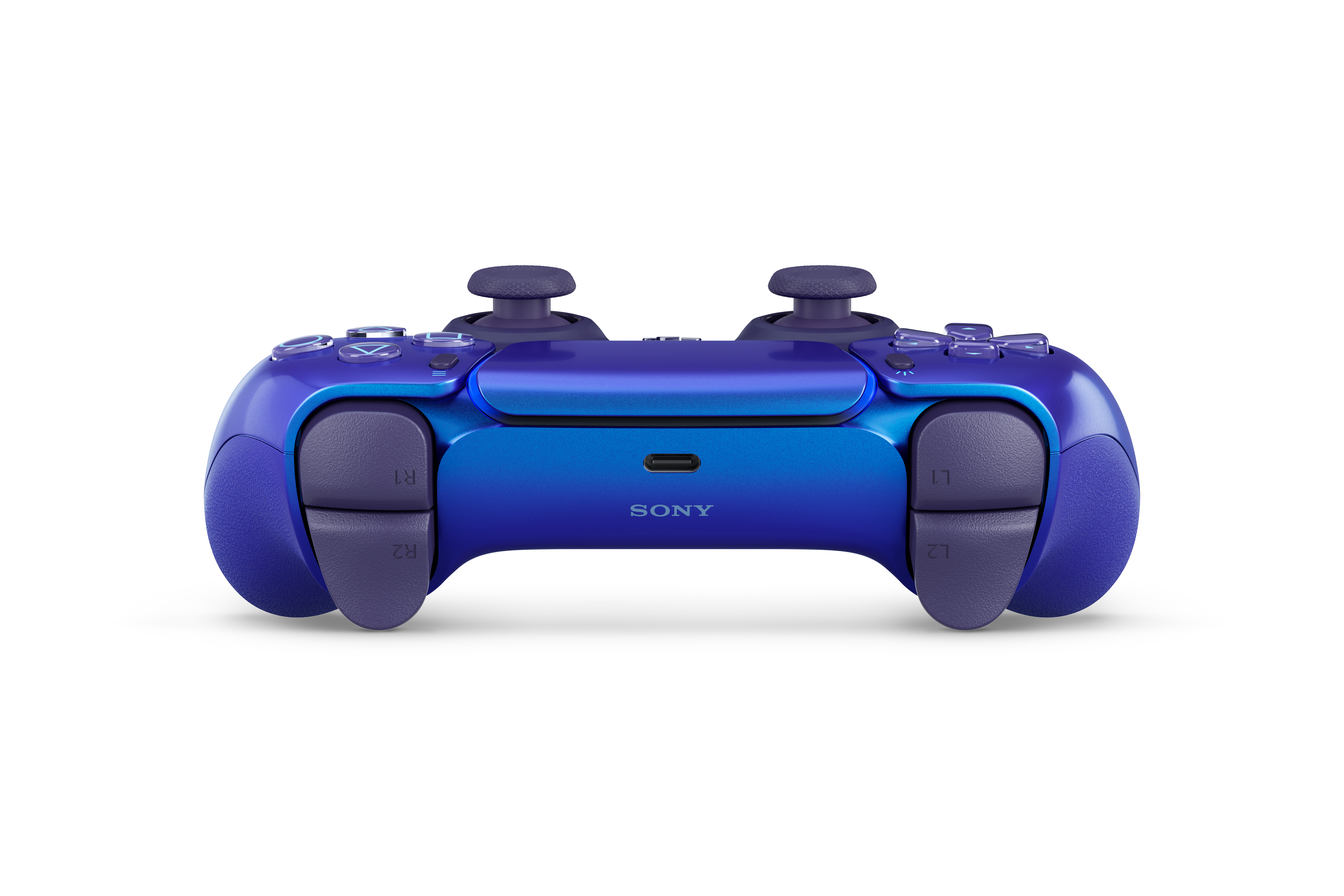 Ein blau-violetter Playstation 5-Controller. Der Hintergrund ist weiß.