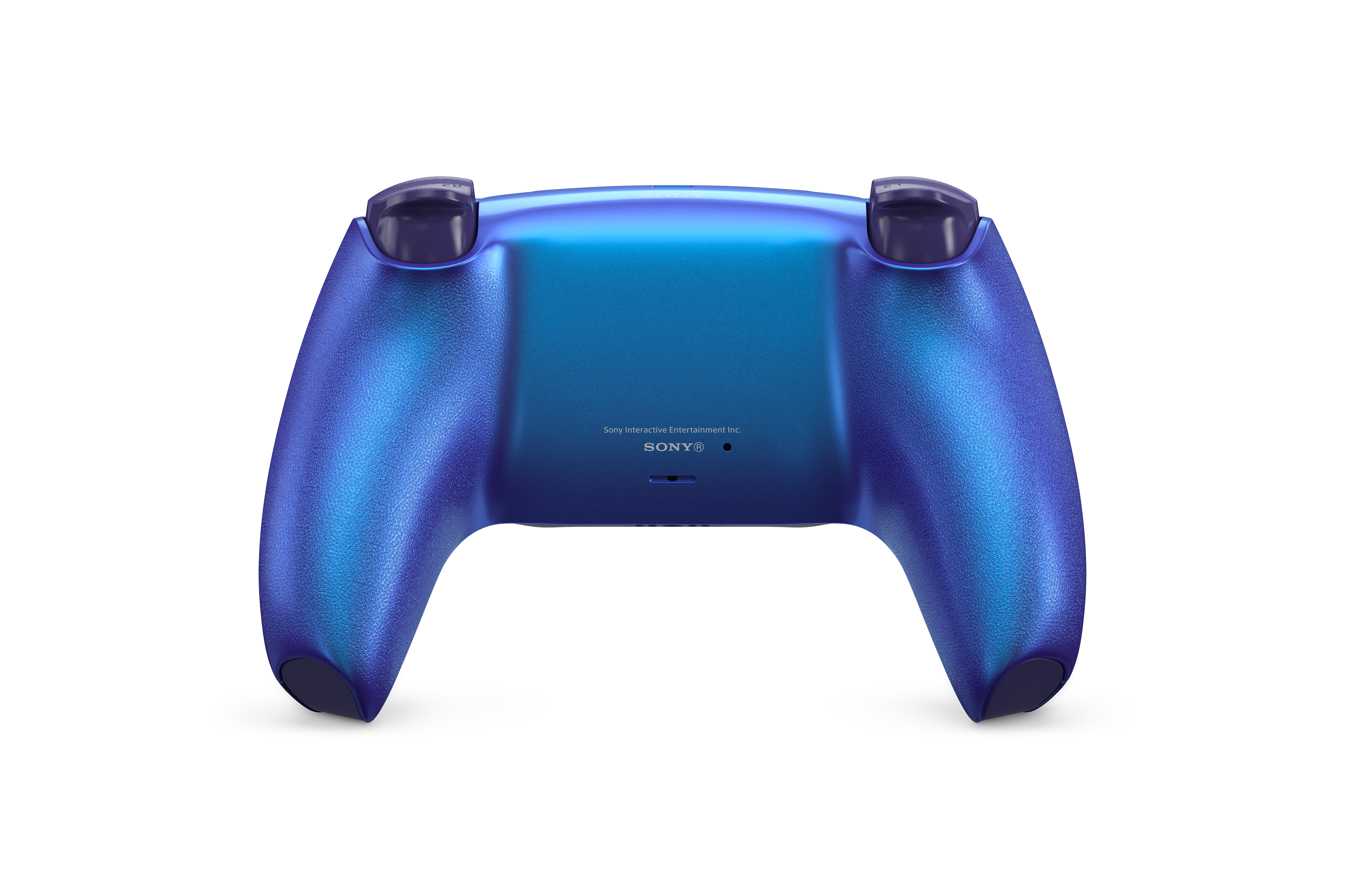 Rückansicht eines blau-violetten PS5-Controllers auf weißem Hintergrund.
